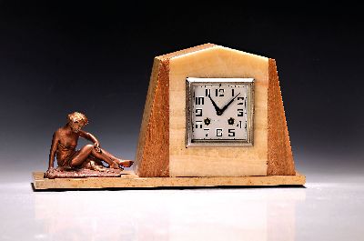 Image Tischuhr, Frankreich, 1930er Jahre, Art-Deco, Marmorgehäuse mit Frauenfigur, Glasdeckel ...