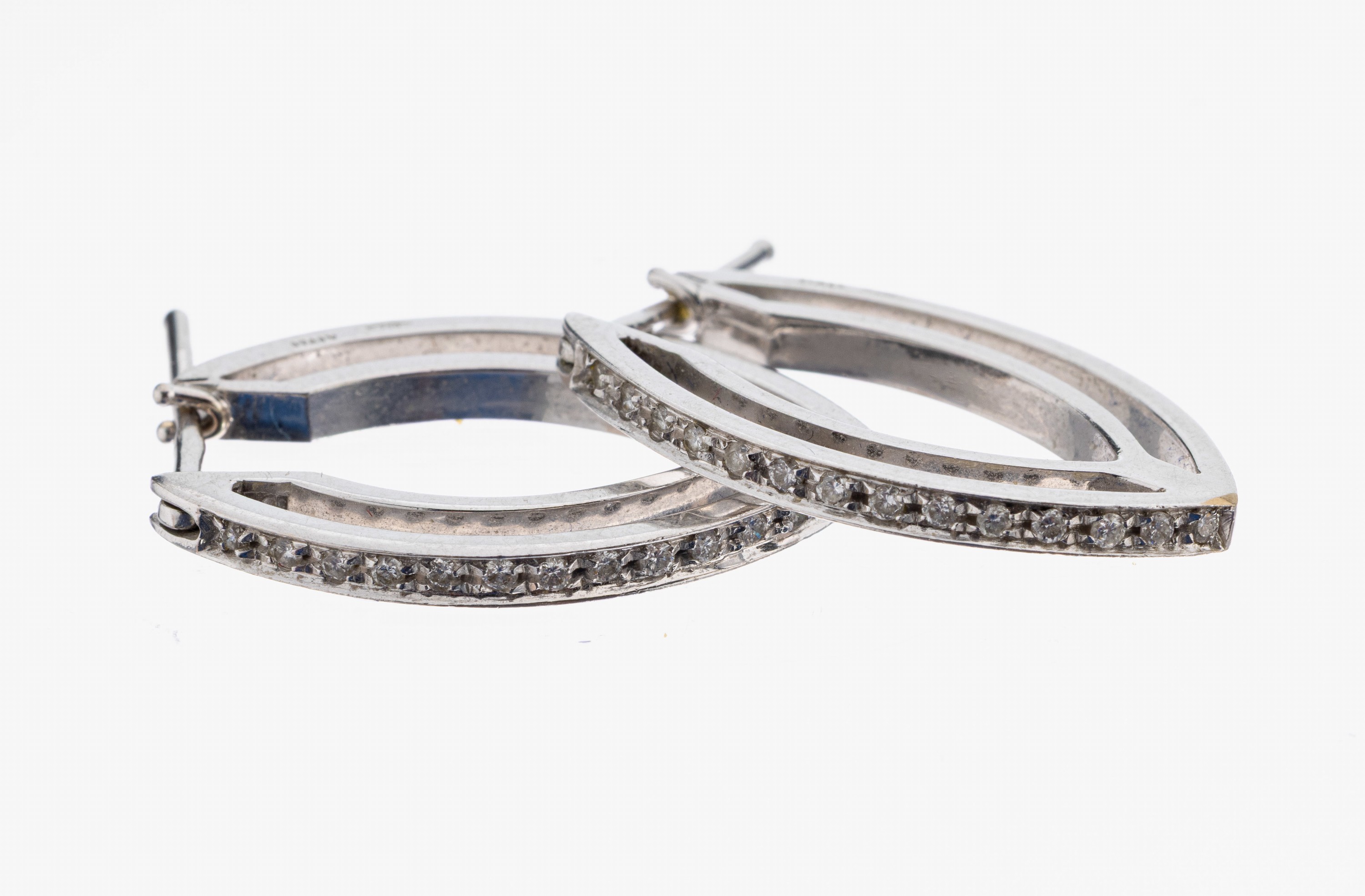 Paar 18 kt Gold Brillant-Ohrhänger, WG 750/000, 28 Brillanten zus. ca. 0.14 ct Weiß/si, ca. 7.5 g