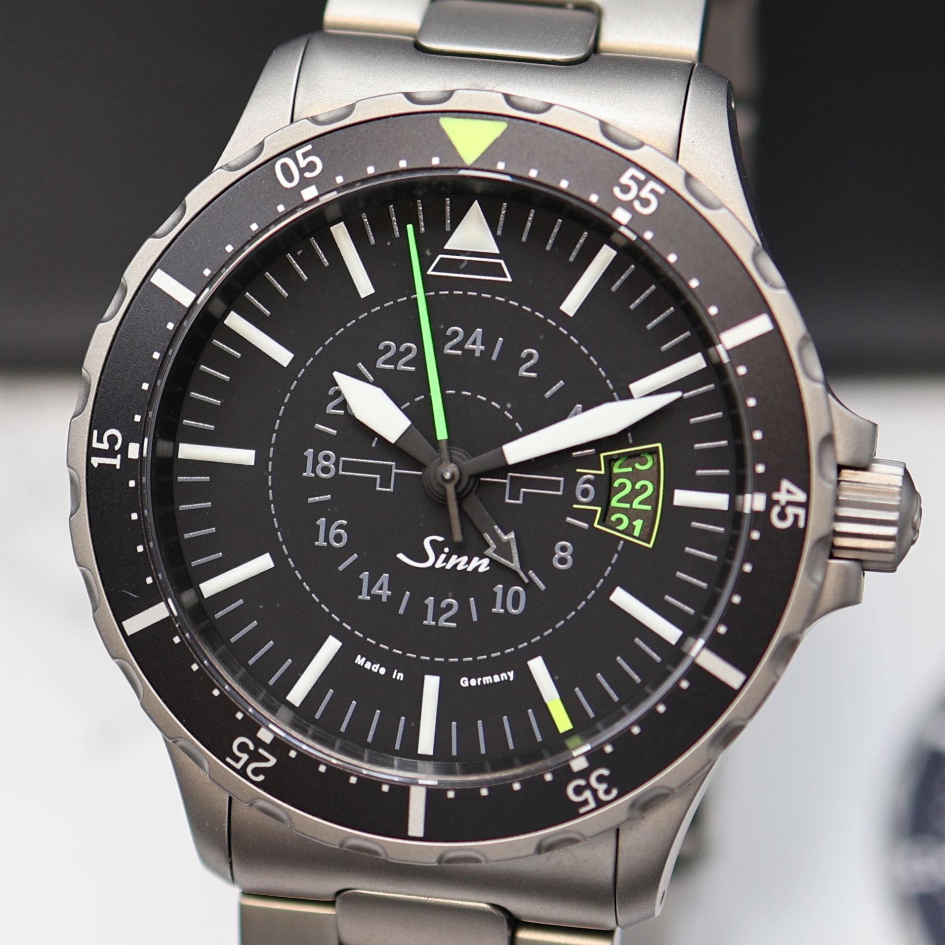 Detail a: SINN 857 UTC auf 320 Stück limitierte Herrenarmbanduhr 25 Jahre Airbus A320, Deutschland verk. lt. beil. Pap. 04/2016, Automatik, Edelstahlgeh. ...