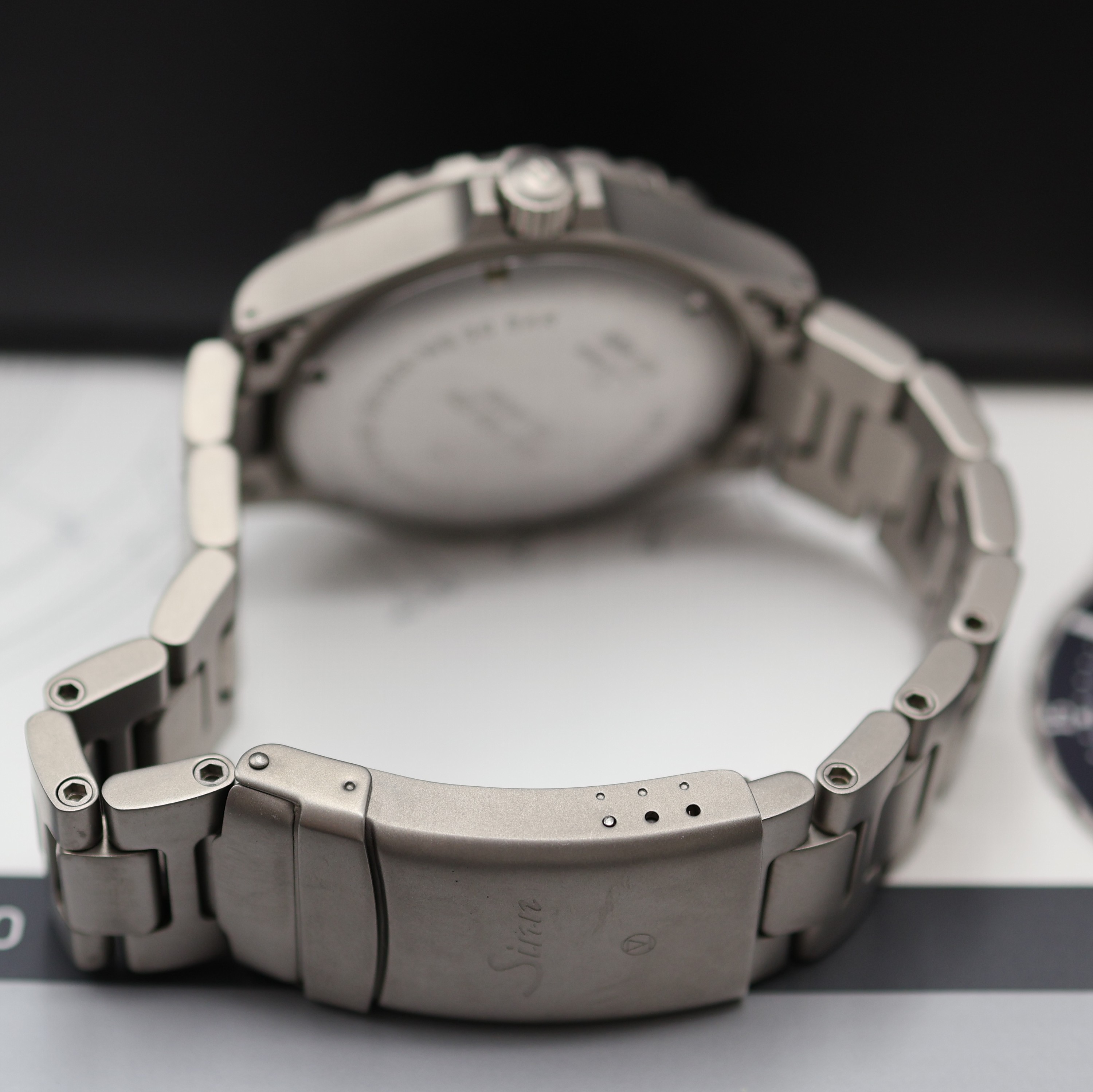 Detail b: SINN 857 UTC auf 320 Stück limitierte Herrenarmbanduhr 25 Jahre Airbus A320, Deutschland verk. lt. beil. Pap. 04/2016, Automatik, Edelstahlgeh. ...