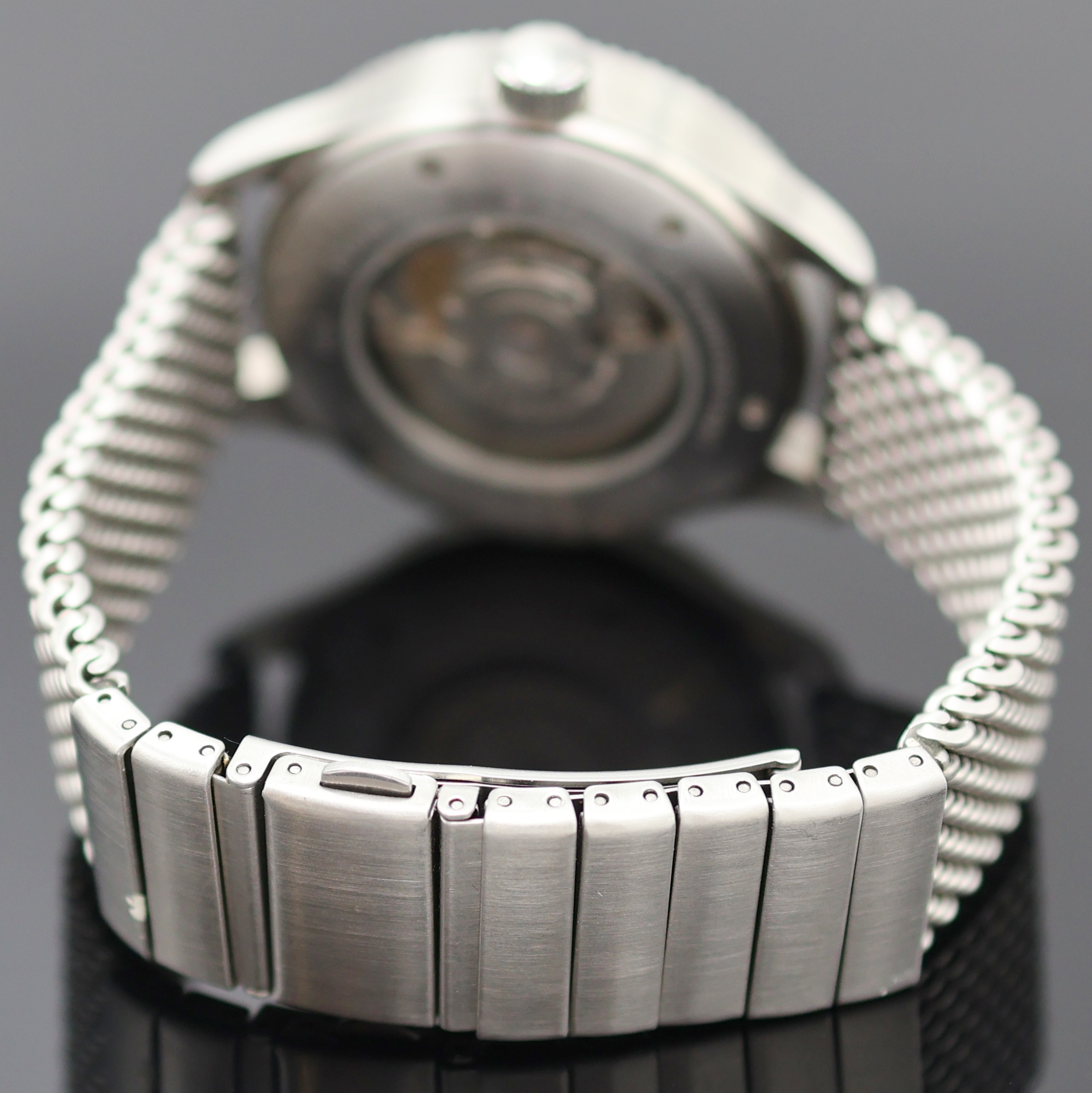 Detail b: ARISTO Herrenarmbanduhr in Stahl, Deutschland um 2015, Automatik, beids. vergl. Geh., Boden verschr., neutr. Stahlband, Lünette m. 60er Teilung ...