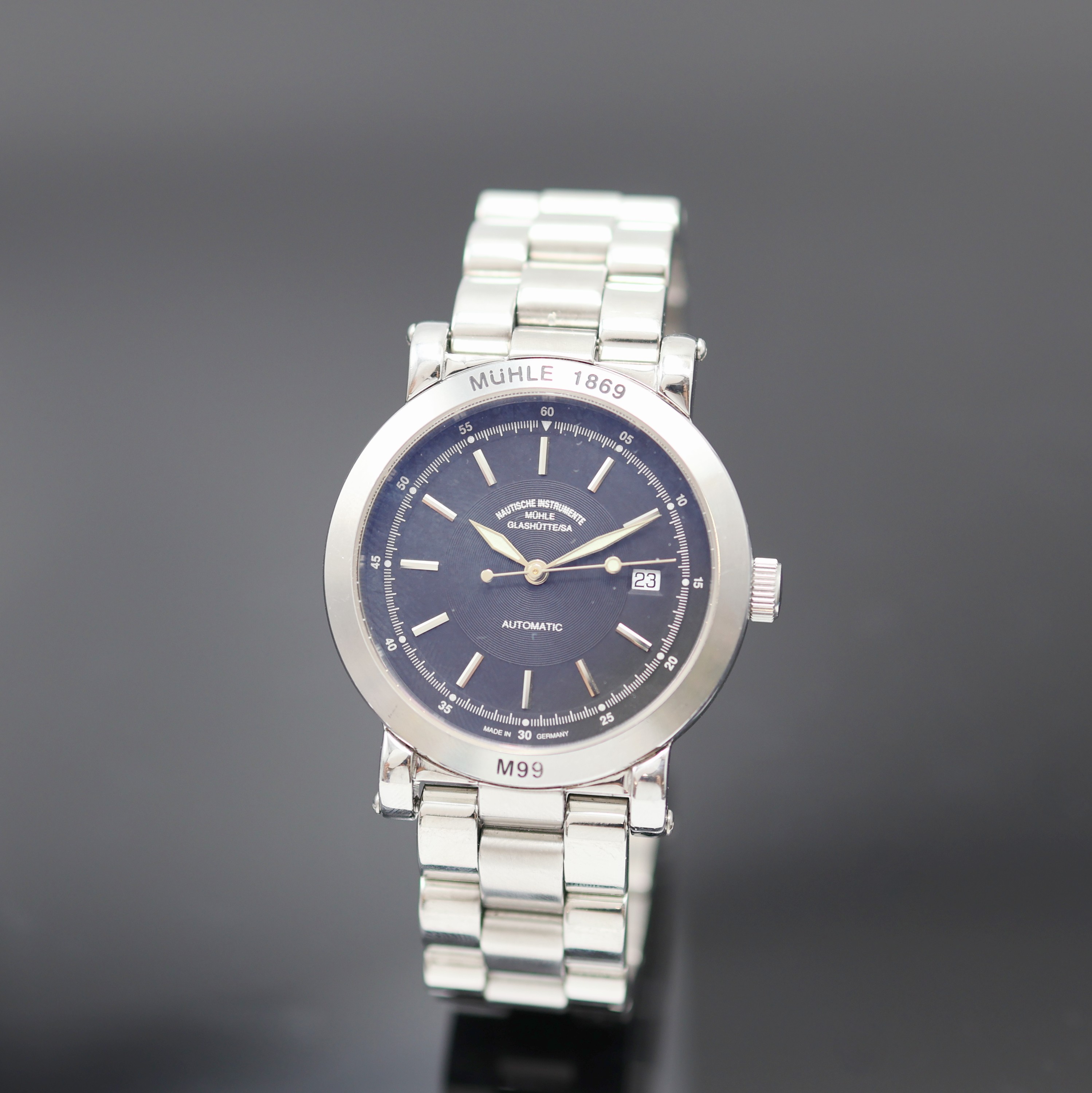 NAUTISCHE INSTRUMENTE MÜHLE GLASHÜTTE M99 Herrenarmbanduhr in Stahl, Deutschland um 2000, Automatik, beids. vergl. Geh. inkl. orig. Stahlband m. ...