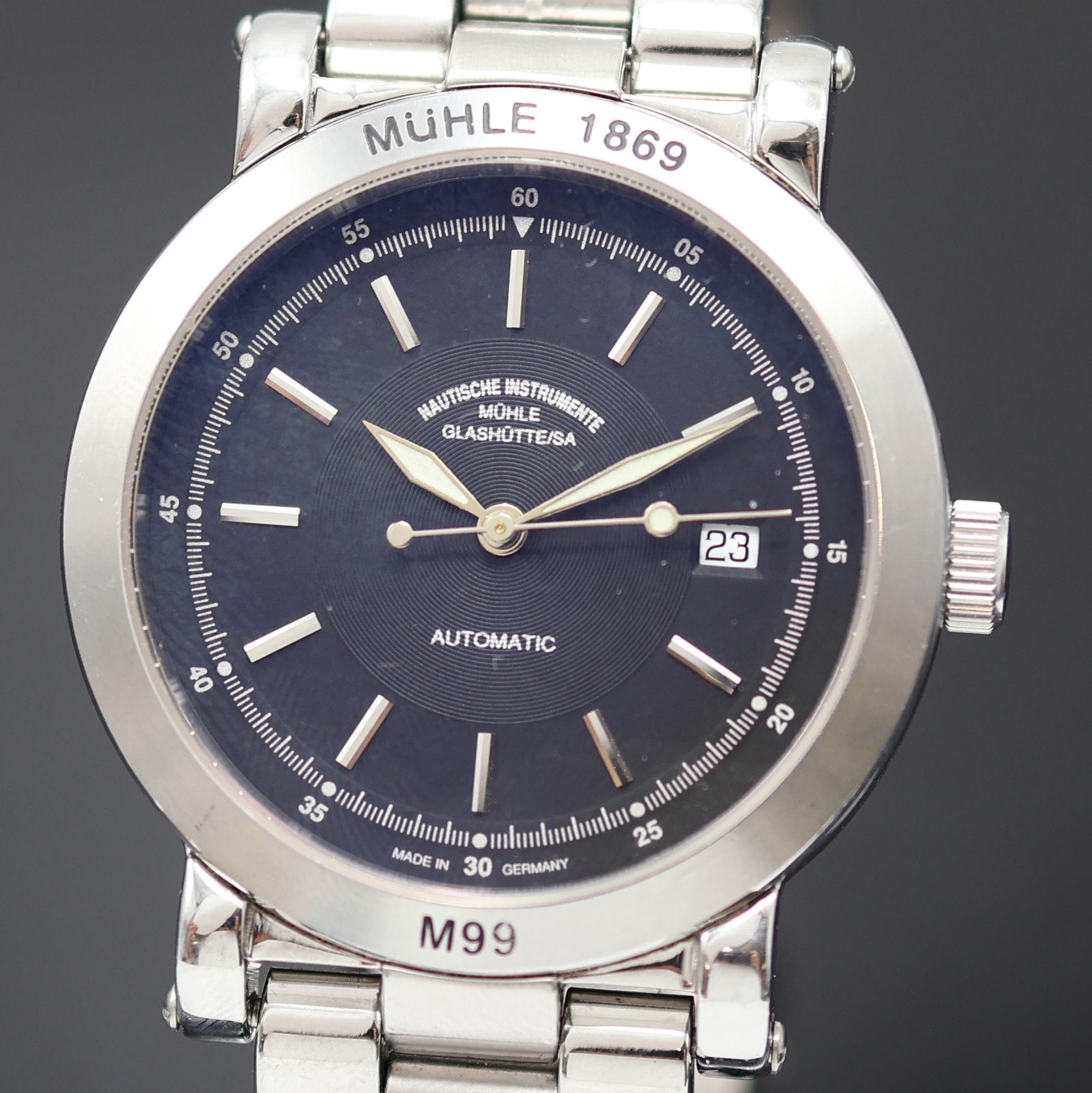 Detail a: NAUTISCHE INSTRUMENTE MÜHLE GLASHÜTTE M99 Herrenarmbanduhr in Stahl, Deutschland um 2000, Automatik, beids. vergl. Geh. inkl. orig. Stahlband m. ...