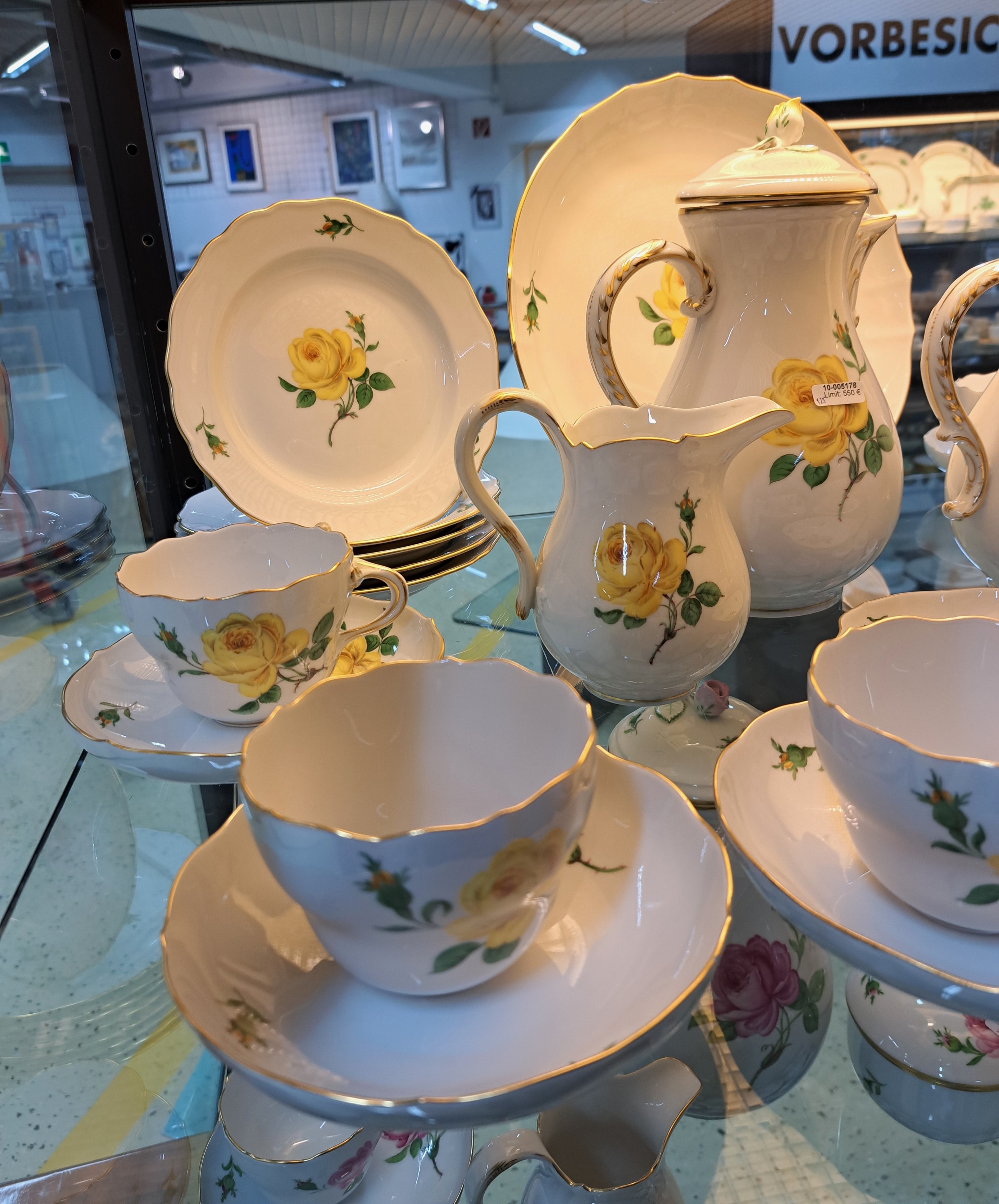 Detail a: Kaffeeservice, Meissen, 20. Jh., 2. Wahl, Dekor gelbe Rose, Goldränder, Kaffeekanne, kl. Kaffeekanne, Milchkännchen, 6 Tassen mit Untertassen, 6 ...