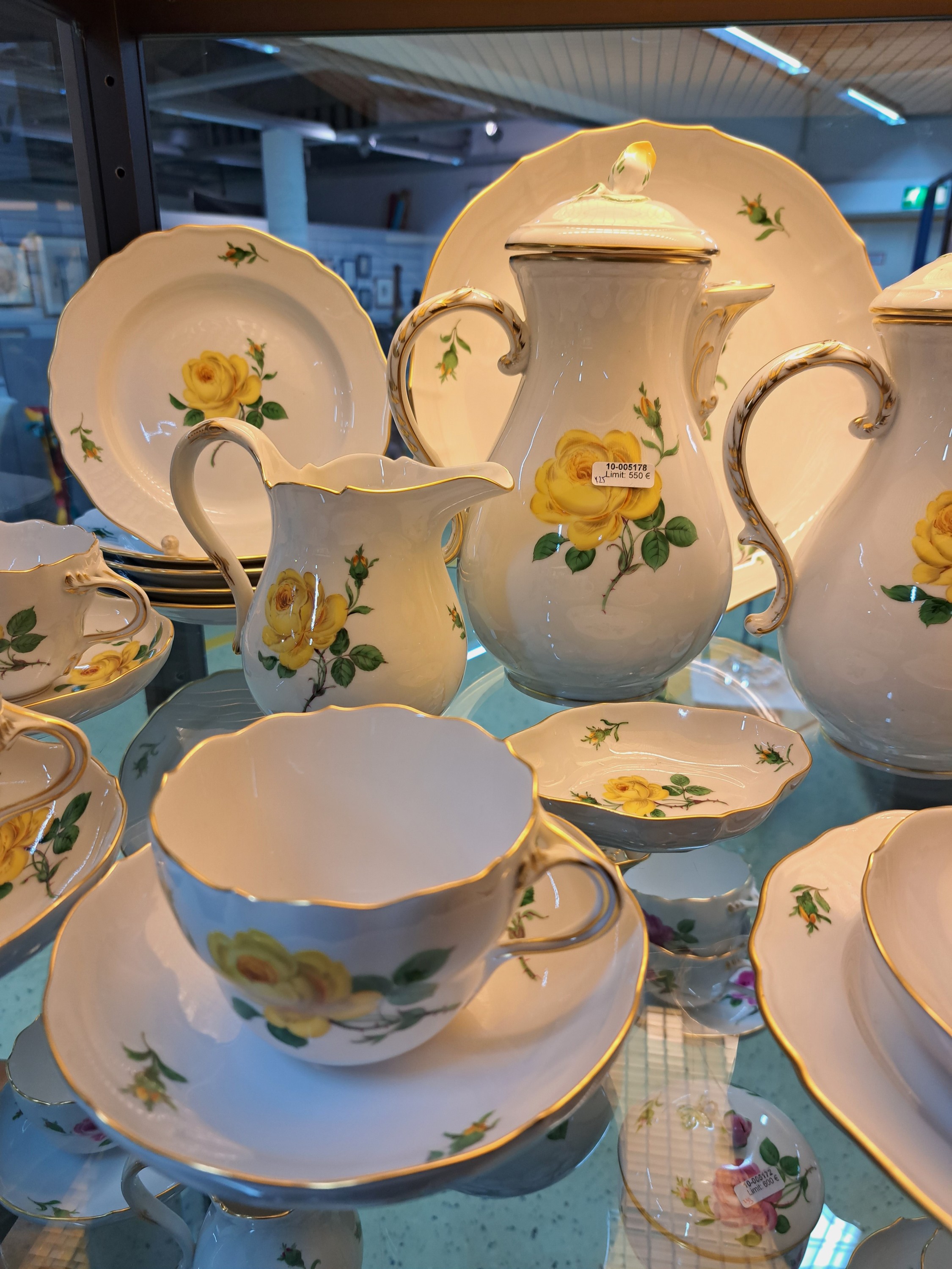 Detail b: Kaffeeservice, Meissen, 20. Jh., 2. Wahl, Dekor gelbe Rose, Goldränder, Kaffeekanne, kl. Kaffeekanne, Milchkännchen, 6 Tassen mit Untertassen, 6 ...