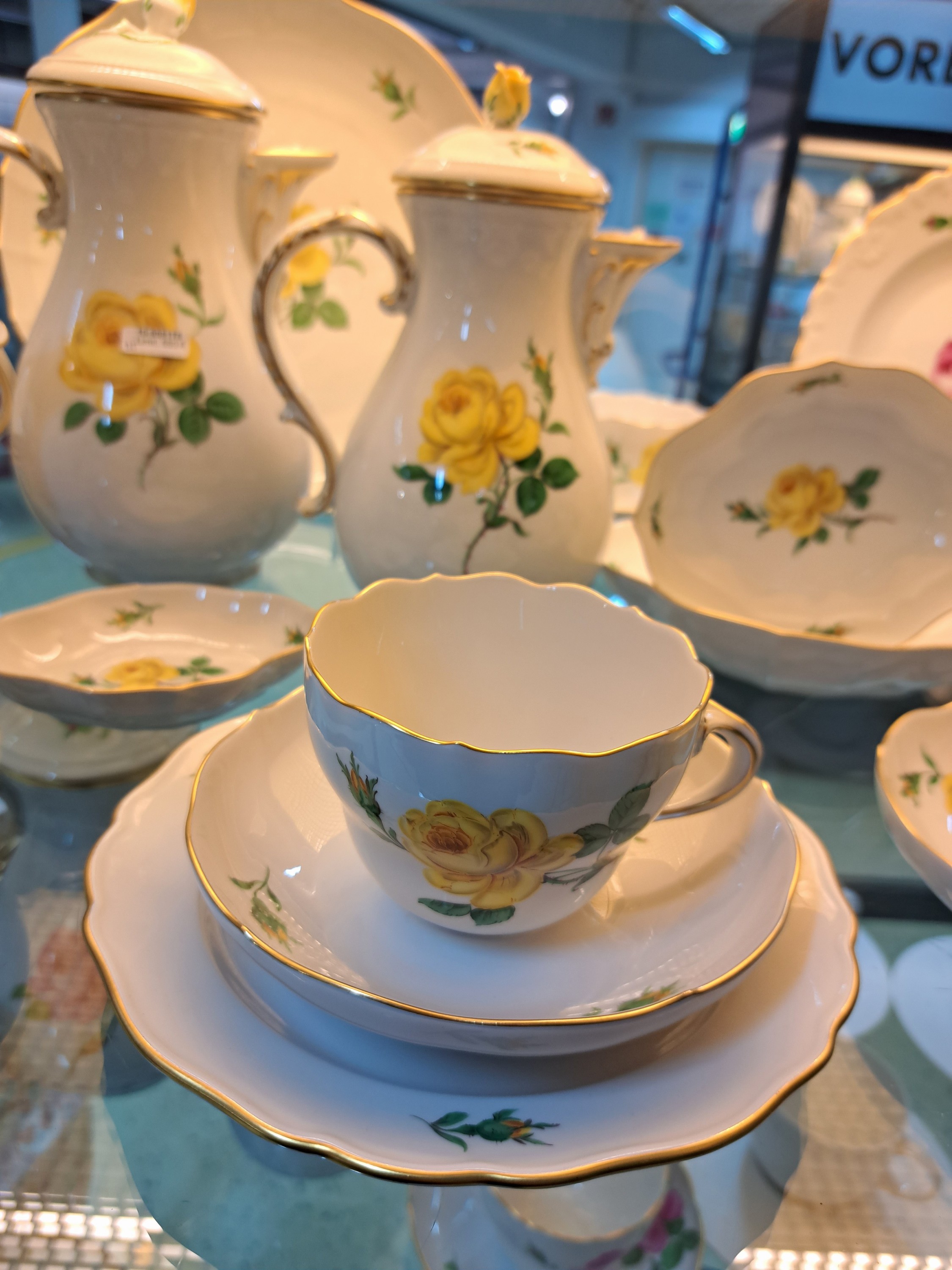 Detail c: Kaffeeservice, Meissen, 20. Jh., 2. Wahl, Dekor gelbe Rose, Goldränder, Kaffeekanne, kl. Kaffeekanne, Milchkännchen, 6 Tassen mit Untertassen, 6 ...