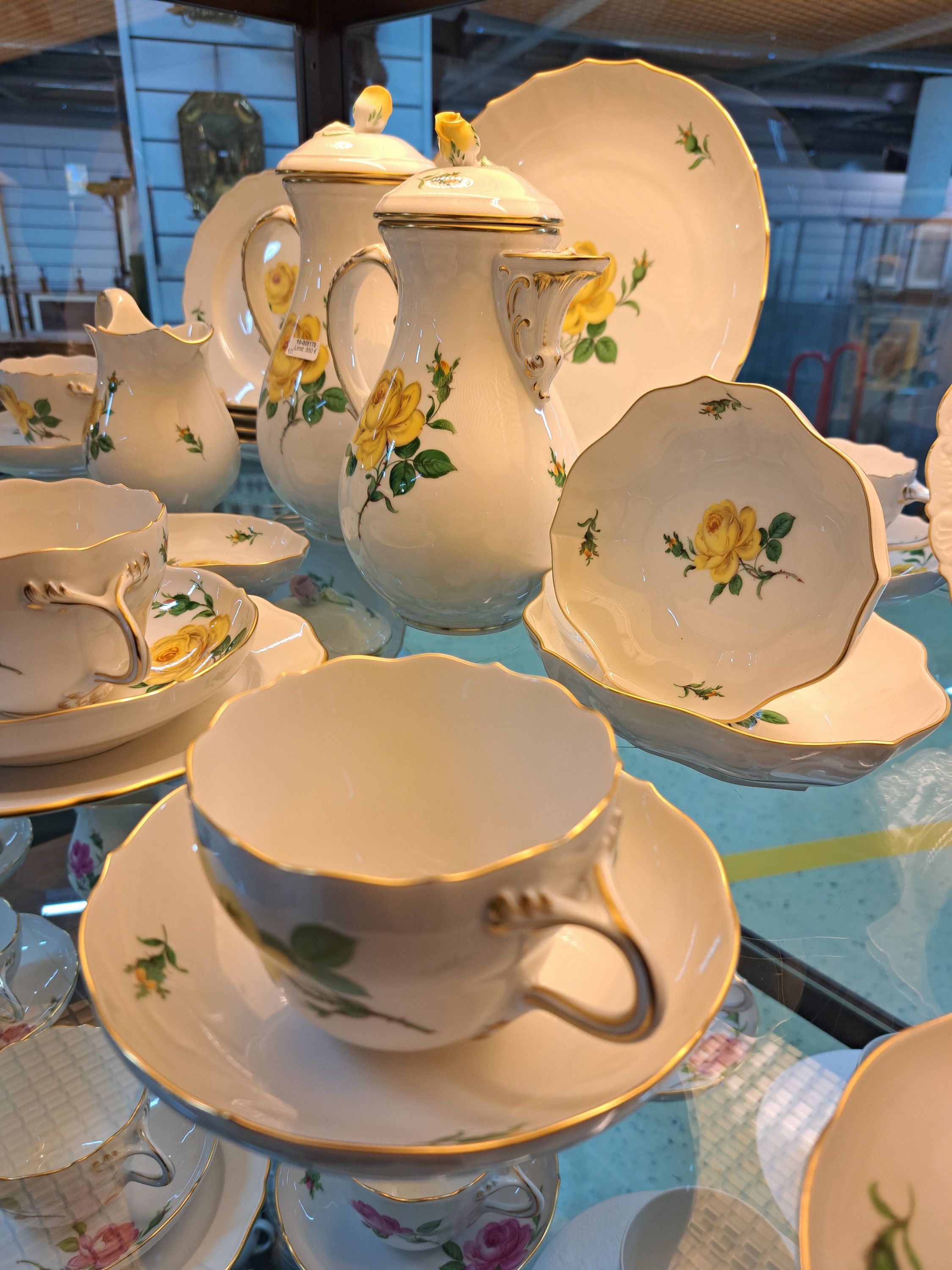 Detail d: Kaffeeservice, Meissen, 20. Jh., 2. Wahl, Dekor gelbe Rose, Goldränder, Kaffeekanne, kl. Kaffeekanne, Milchkännchen, 6 Tassen mit Untertassen, 6 ...