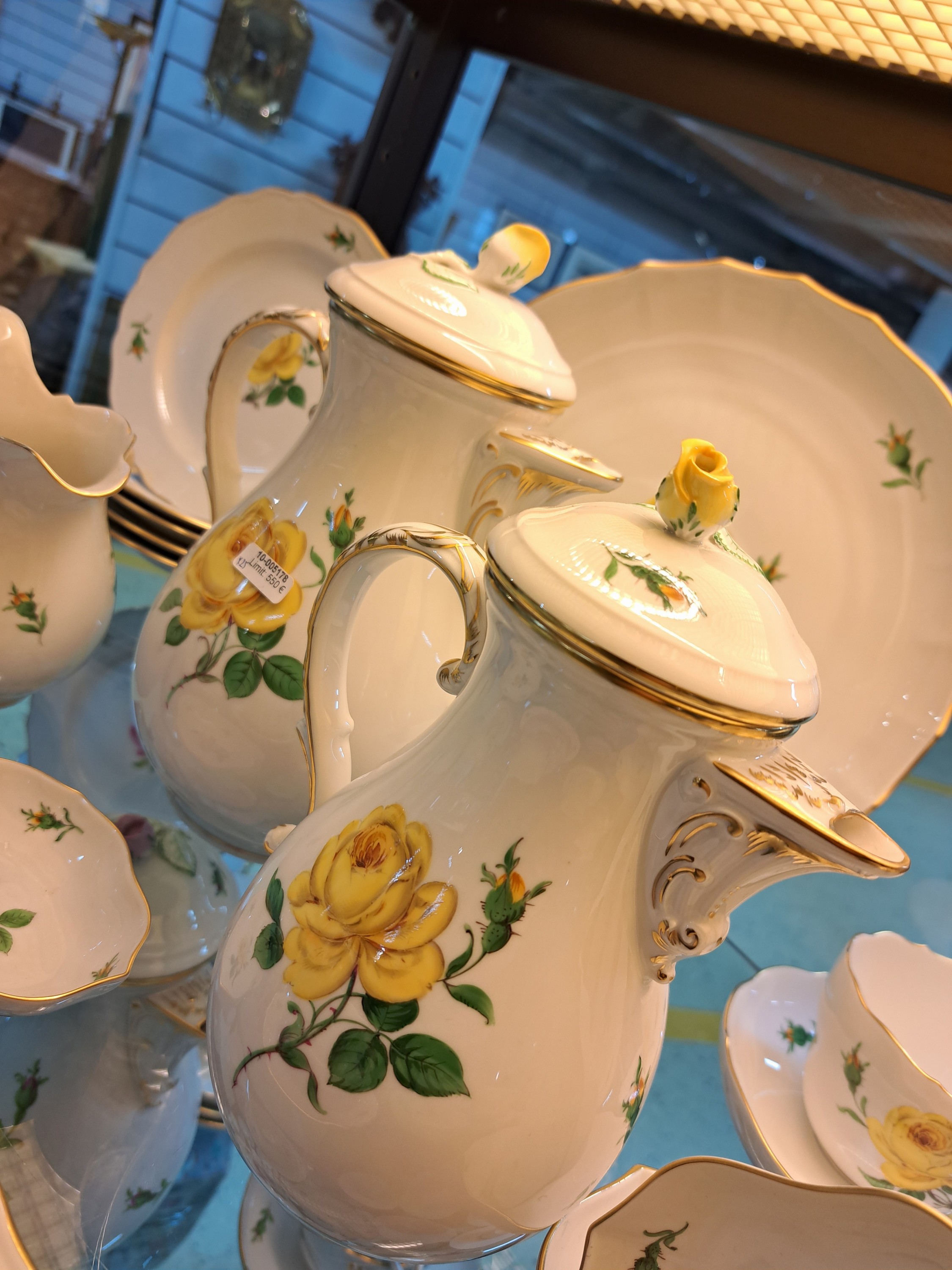 Detail e: Kaffeeservice, Meissen, 20. Jh., 2. Wahl, Dekor gelbe Rose, Goldränder, Kaffeekanne, kl. Kaffeekanne, Milchkännchen, 6 Tassen mit Untertassen, 6 ...