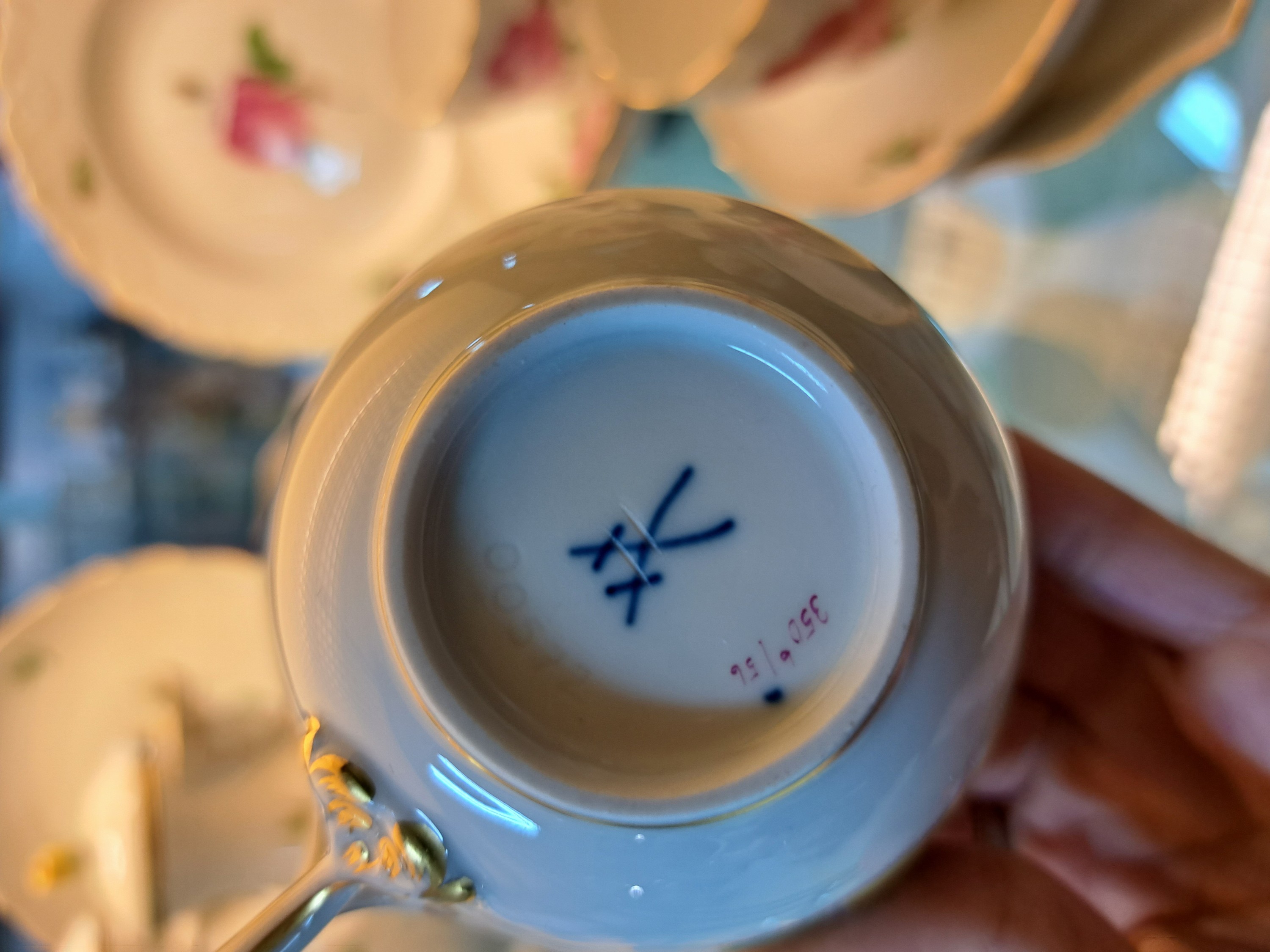 Detail f: Kaffeeservice, Meissen, 20. Jh., 2. Wahl, Dekor gelbe Rose, Goldränder, Kaffeekanne, kl. Kaffeekanne, Milchkännchen, 6 Tassen mit Untertassen, 6 ...