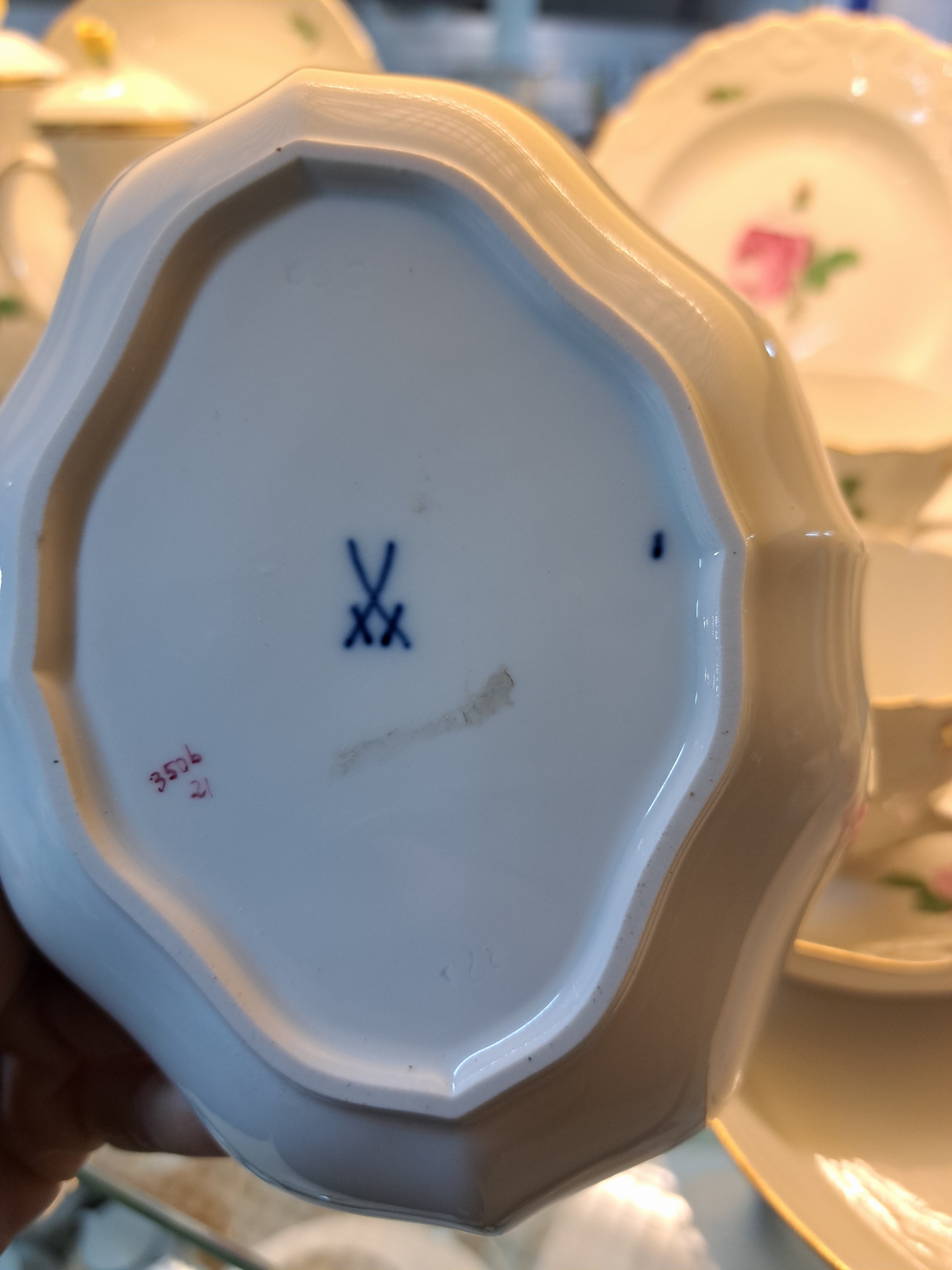 Detail g: Kaffeeservice, Meissen, 20. Jh., 2. Wahl, Dekor gelbe Rose, Goldränder, Kaffeekanne, kl. Kaffeekanne, Milchkännchen, 6 Tassen mit Untertassen, 6 ...