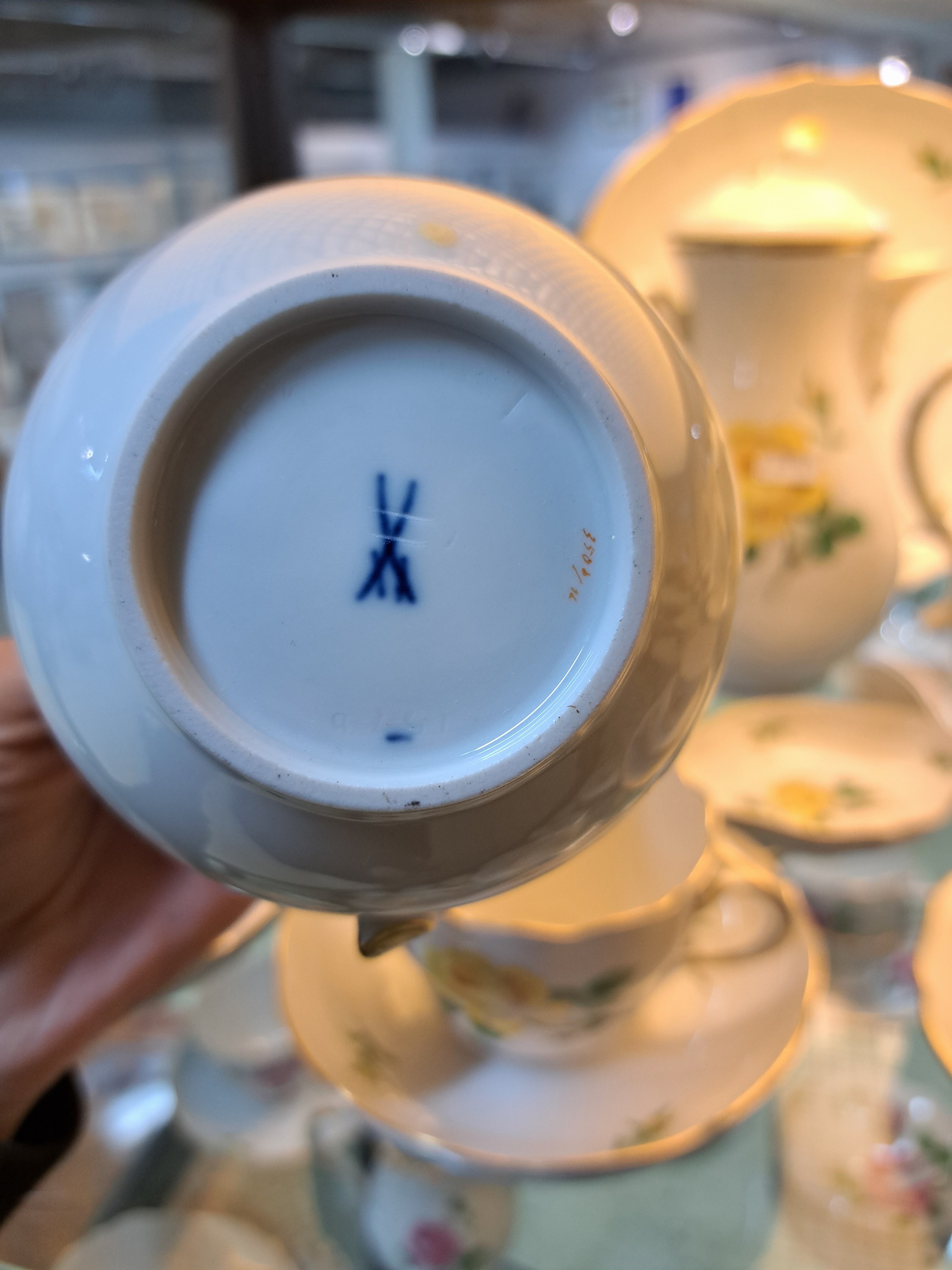 Detail h: Kaffeeservice, Meissen, 20. Jh., 2. Wahl, Dekor gelbe Rose, Goldränder, Kaffeekanne, kl. Kaffeekanne, Milchkännchen, 6 Tassen mit Untertassen, 6 ...