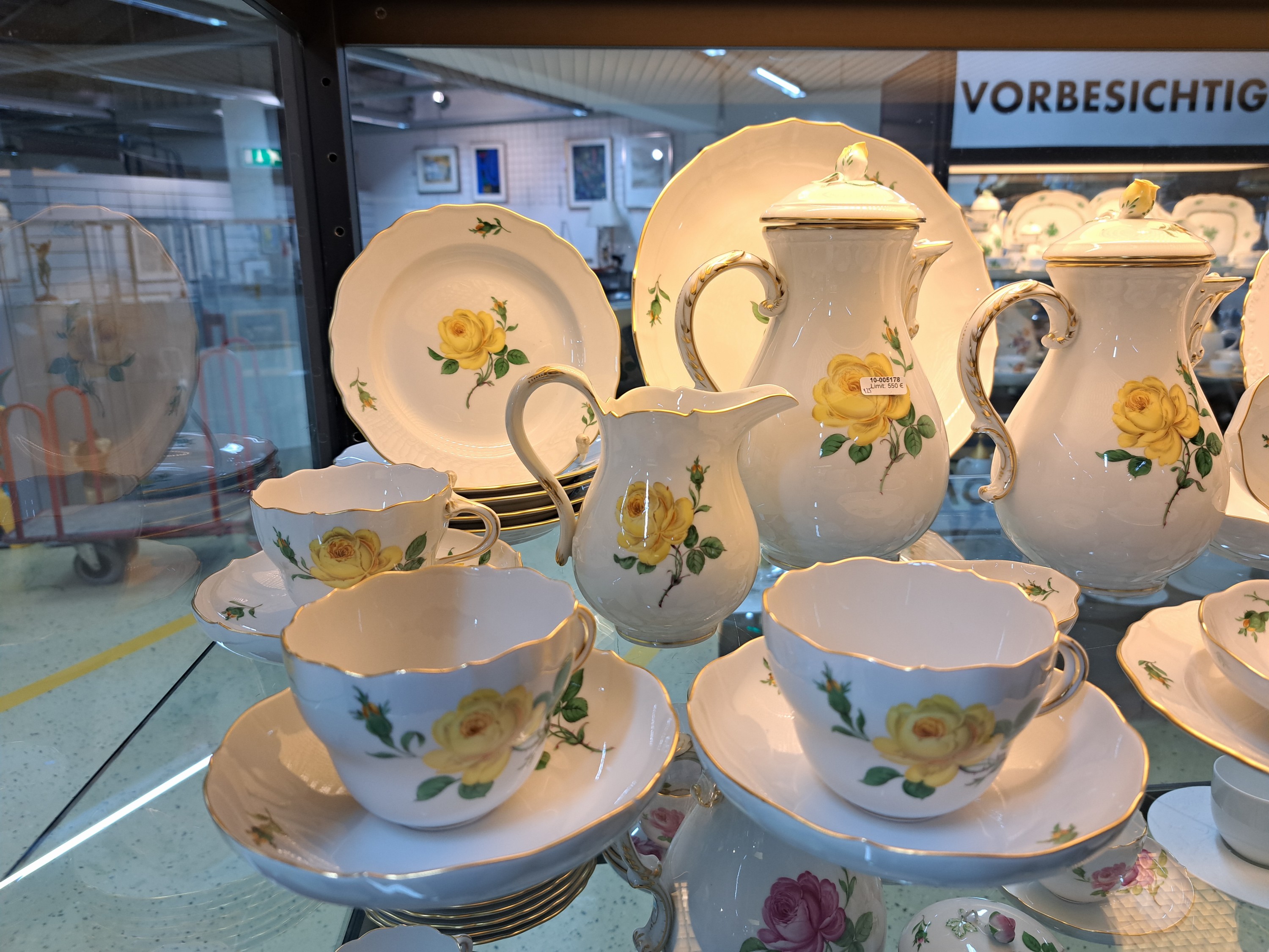 Detail i: Kaffeeservice, Meissen, 20. Jh., 2. Wahl, Dekor gelbe Rose, Goldränder, Kaffeekanne, kl. Kaffeekanne, Milchkännchen, 6 Tassen mit Untertassen, 6 ...