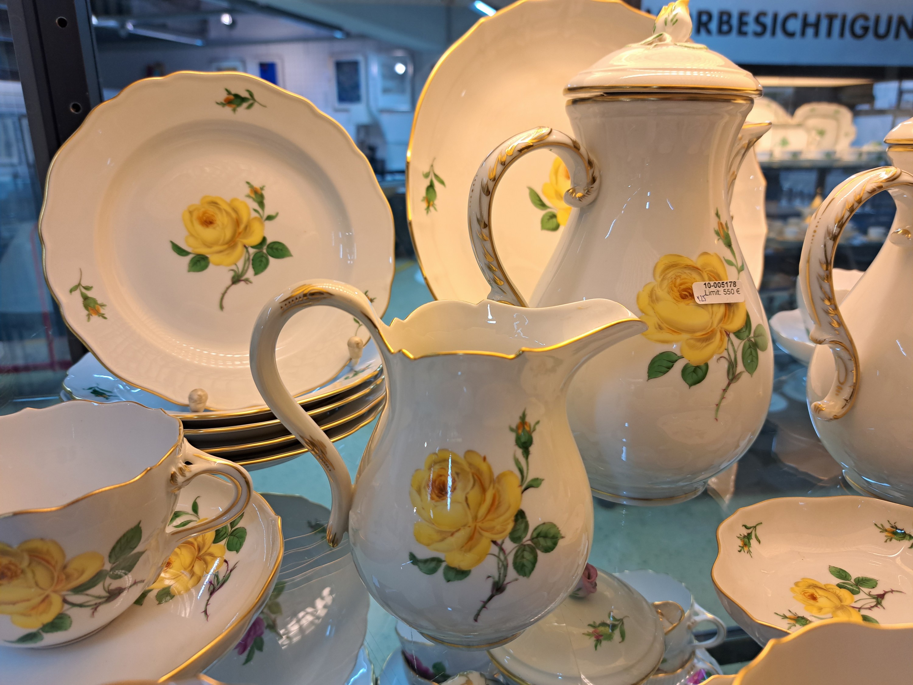 Detail j: Kaffeeservice, Meissen, 20. Jh., 2. Wahl, Dekor gelbe Rose, Goldränder, Kaffeekanne, kl. Kaffeekanne, Milchkännchen, 6 Tassen mit Untertassen, 6 ...