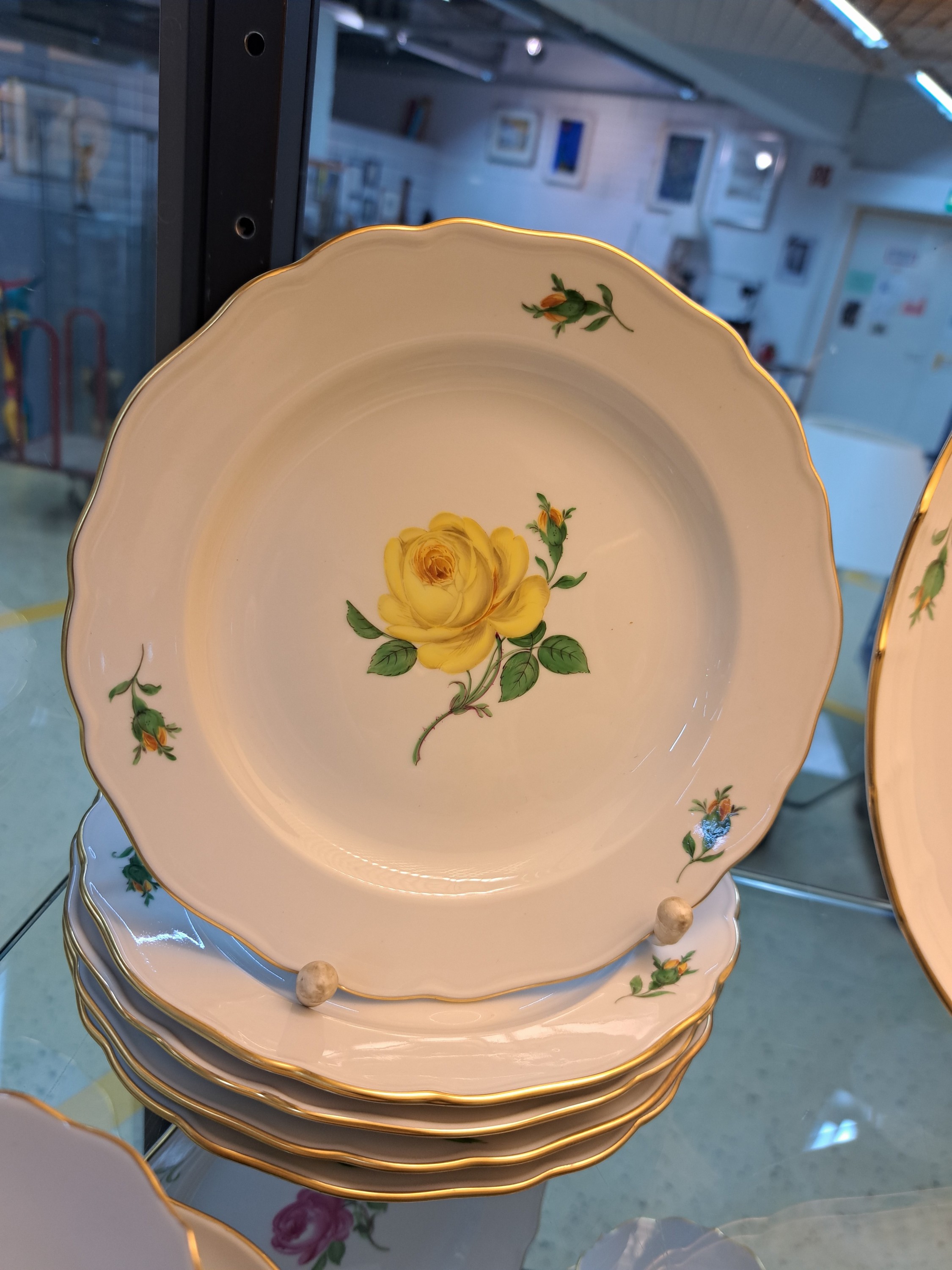 Detail k: Kaffeeservice, Meissen, 20. Jh., 2. Wahl, Dekor gelbe Rose, Goldränder, Kaffeekanne, kl. Kaffeekanne, Milchkännchen, 6 Tassen mit Untertassen, 6 ...