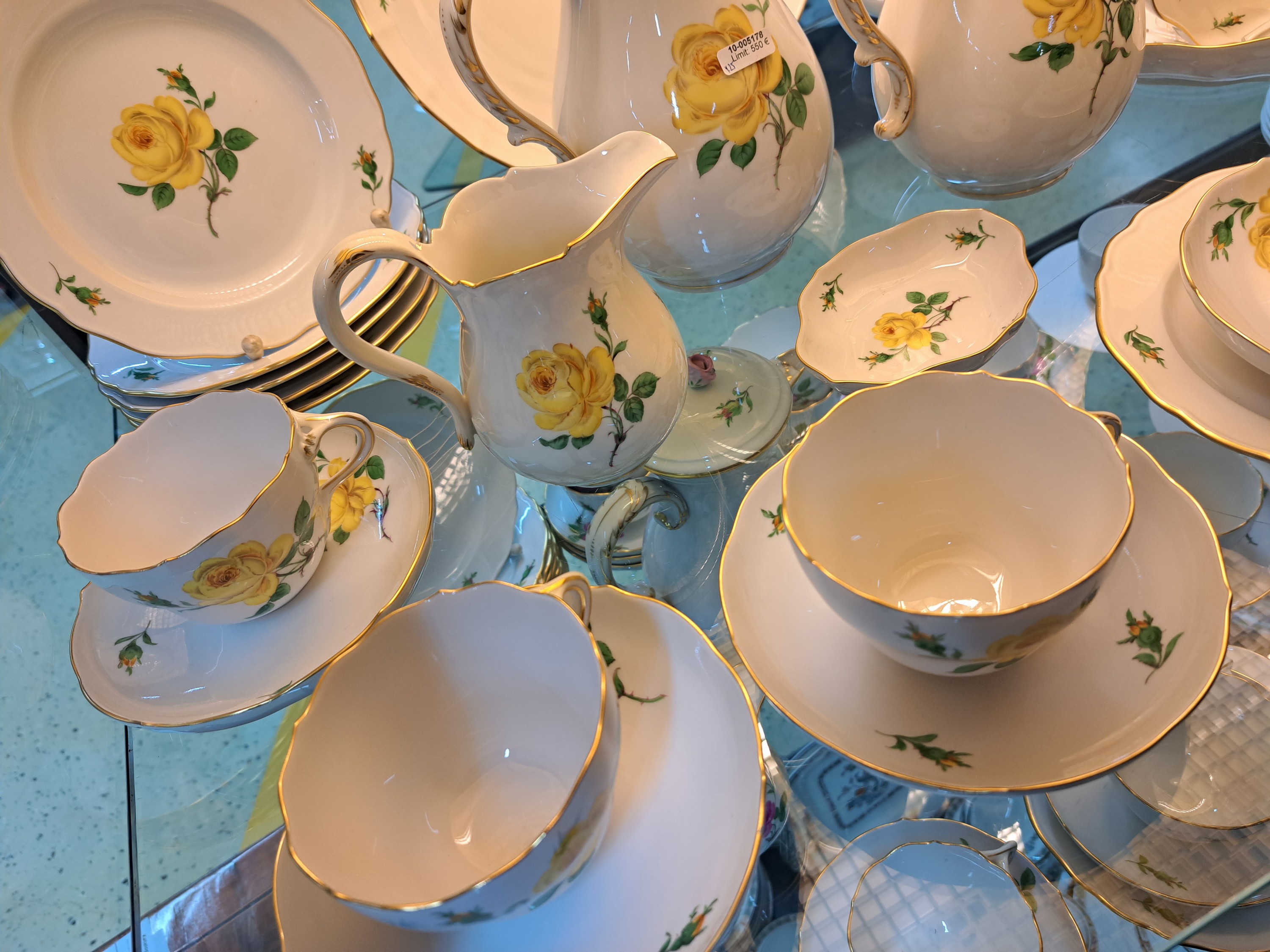 Detail l: Kaffeeservice, Meissen, 20. Jh., 2. Wahl, Dekor gelbe Rose, Goldränder, Kaffeekanne, kl. Kaffeekanne, Milchkännchen, 6 Tassen mit Untertassen, 6 ...