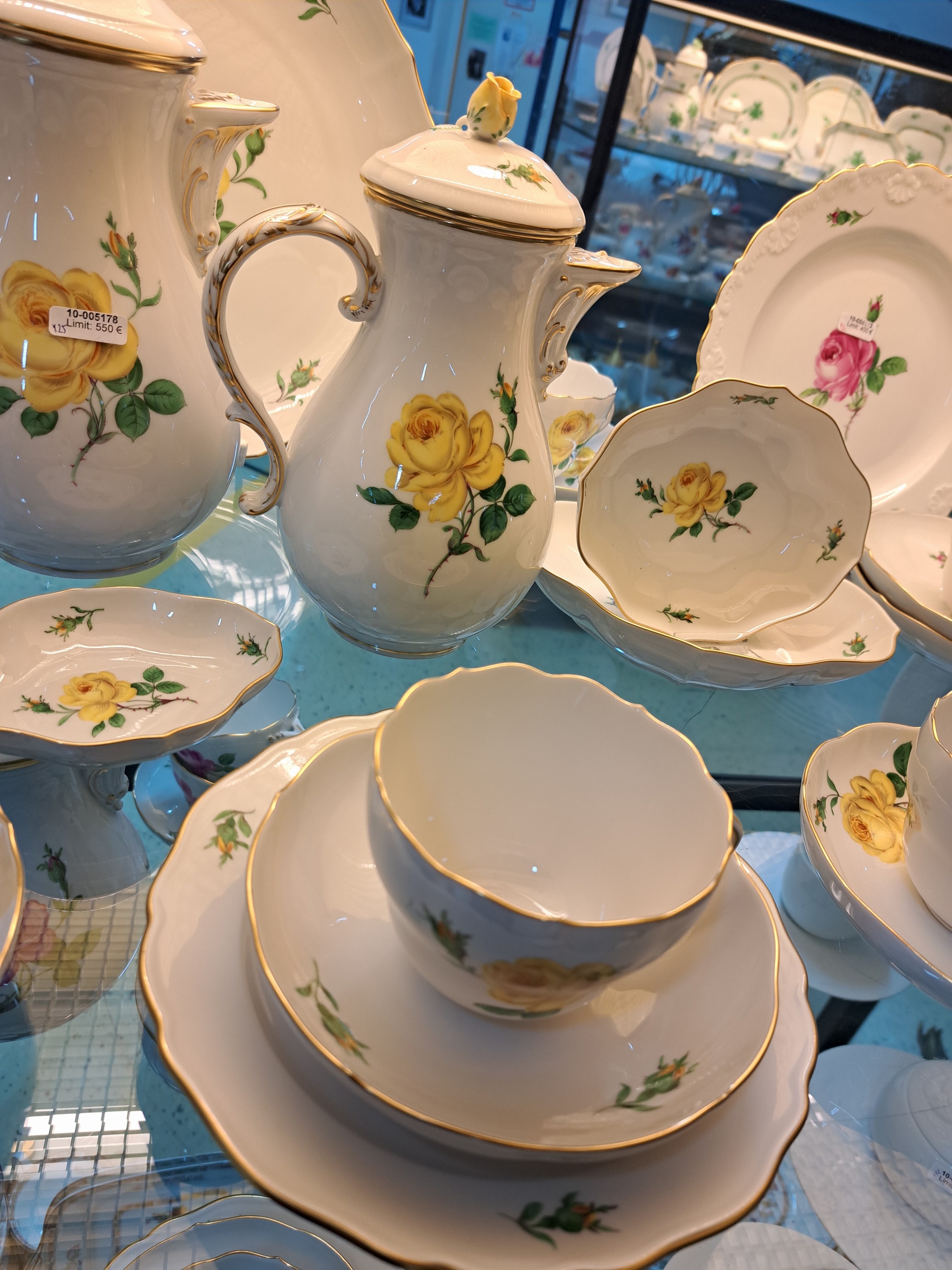 Detail m: Kaffeeservice, Meissen, 20. Jh., 2. Wahl, Dekor gelbe Rose, Goldränder, Kaffeekanne, kl. Kaffeekanne, Milchkännchen, 6 Tassen mit Untertassen, 6 ...