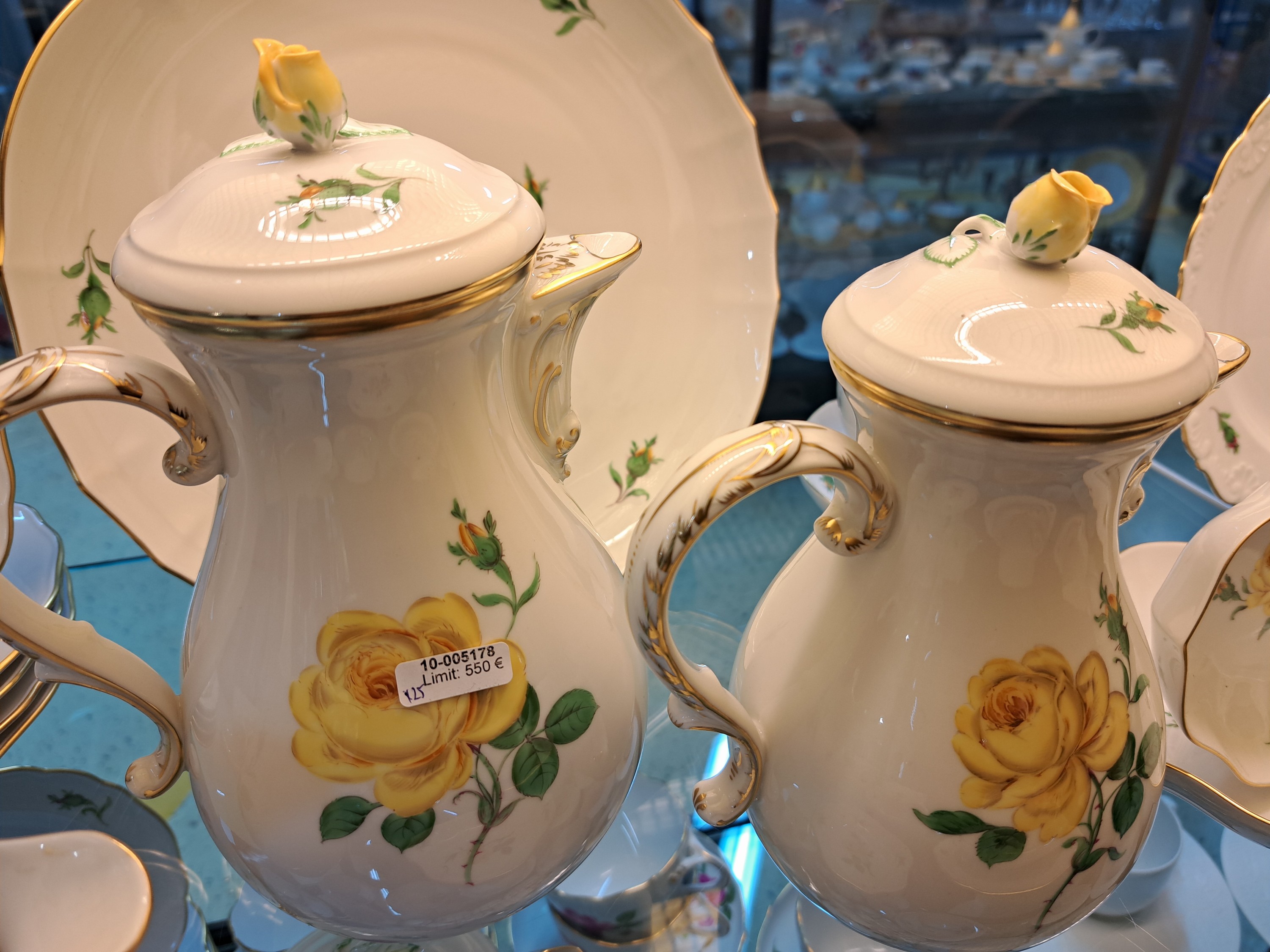 Detail n: Kaffeeservice, Meissen, 20. Jh., 2. Wahl, Dekor gelbe Rose, Goldränder, Kaffeekanne, kl. Kaffeekanne, Milchkännchen, 6 Tassen mit Untertassen, 6 ...