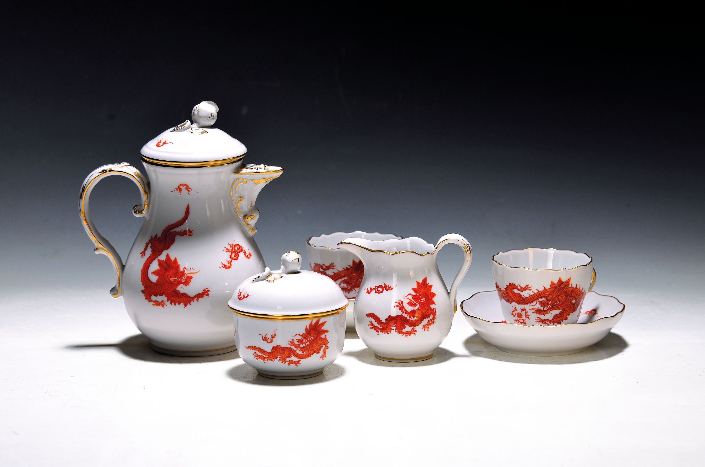 Image 26981691 - Mokka- oder Espresso-Set für Zwei, Meissen, 20. Jh., 2. Wahl, Dekor roter Hofdrache, ...
