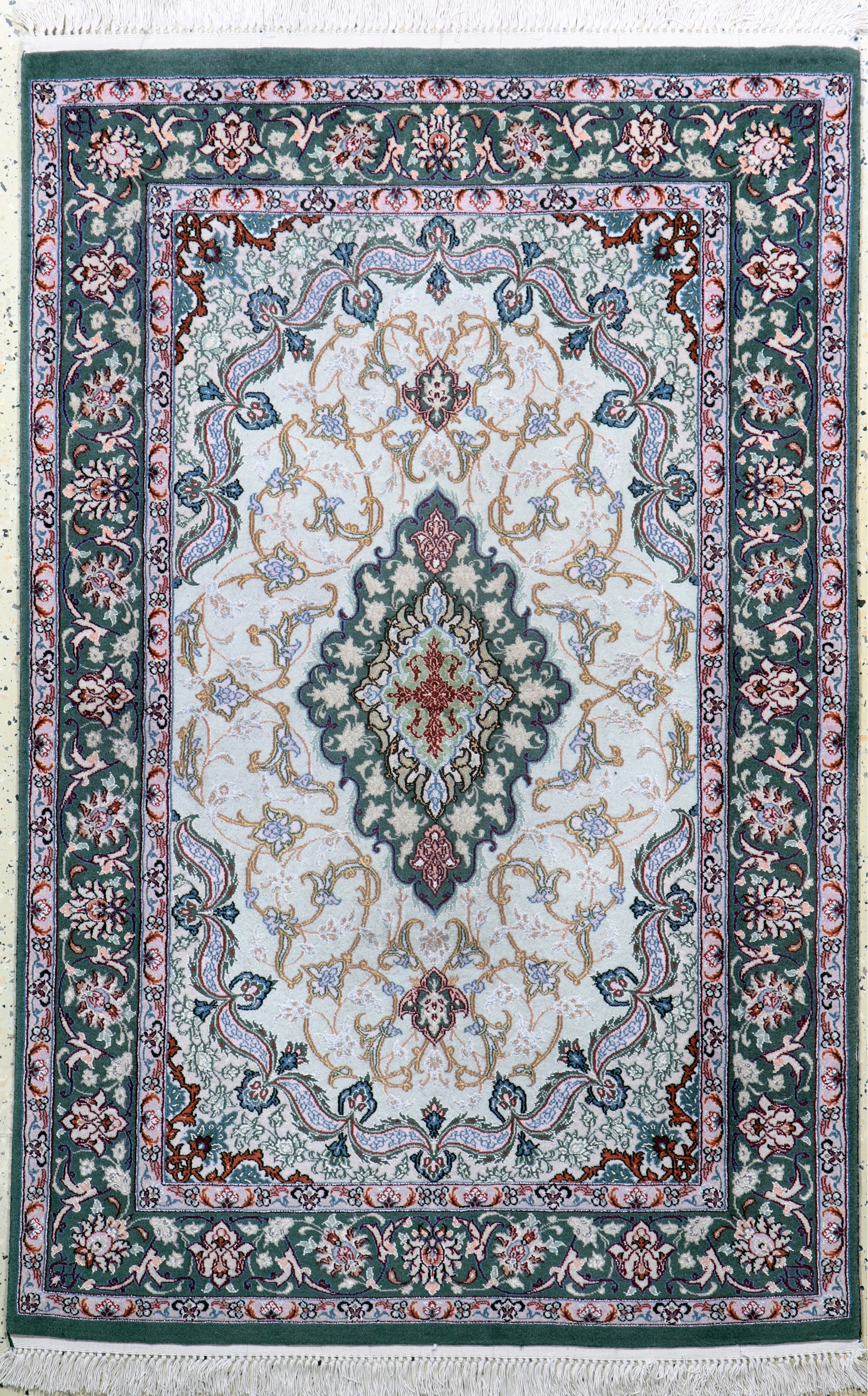 Esfahan fein sign., Persien, Mitte 20.Jhd.,Korkwolle mit und auf Seide, ca. 143 x 102 cm,nahezu neuwertig.