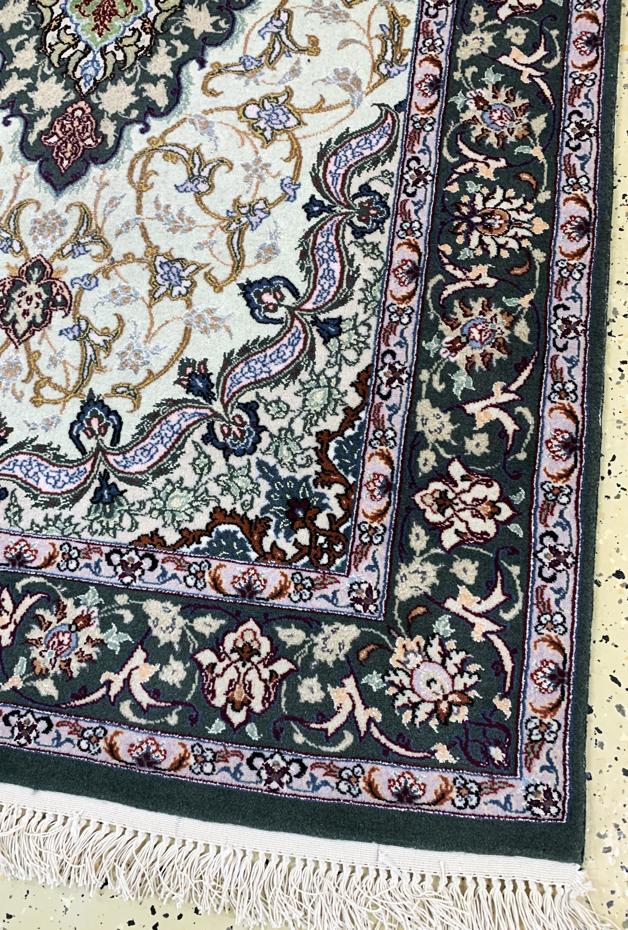 Detail b: Esfahan fein sign., Persien, Mitte 20.Jhd.,Korkwolle mit und auf Seide, ca. 143 x 102 cm,nahezu neuwertig.