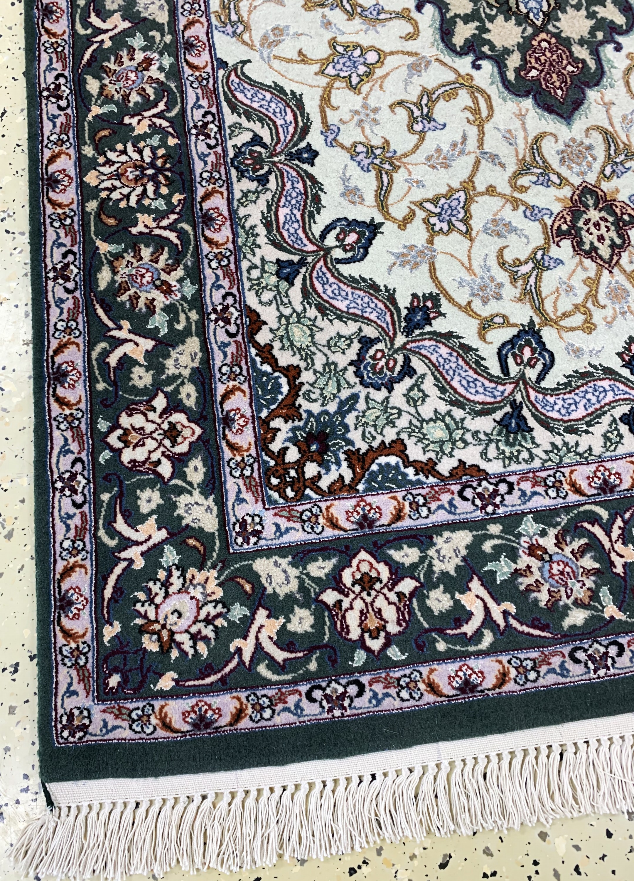 Detail c: Esfahan fein sign., Persien, Mitte 20.Jhd.,Korkwolle mit und auf Seide, ca. 143 x 102 cm,nahezu neuwertig.