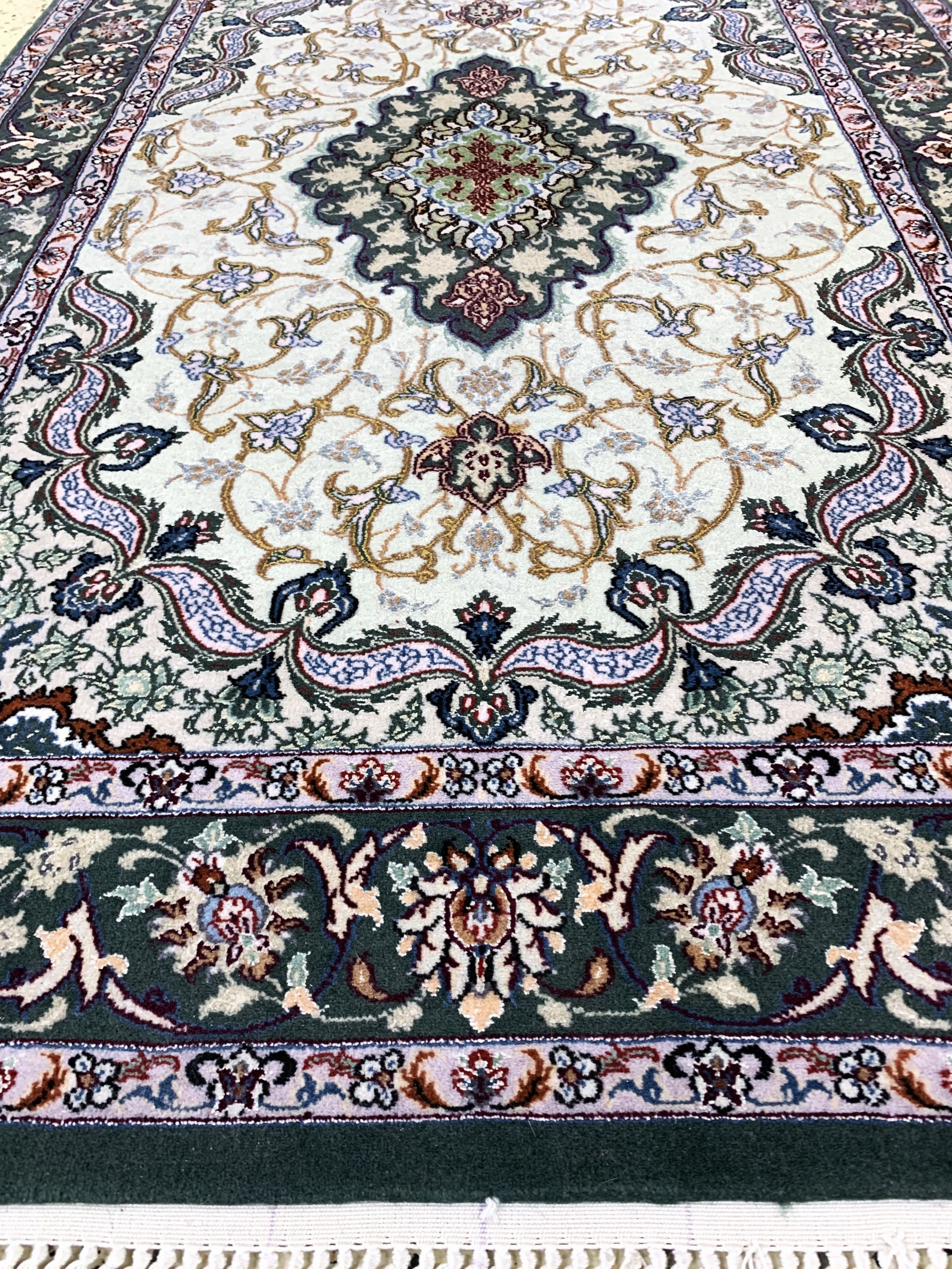 Detail d: Esfahan fein sign., Persien, Mitte 20.Jhd.,Korkwolle mit und auf Seide, ca. 143 x 102 cm,nahezu neuwertig.