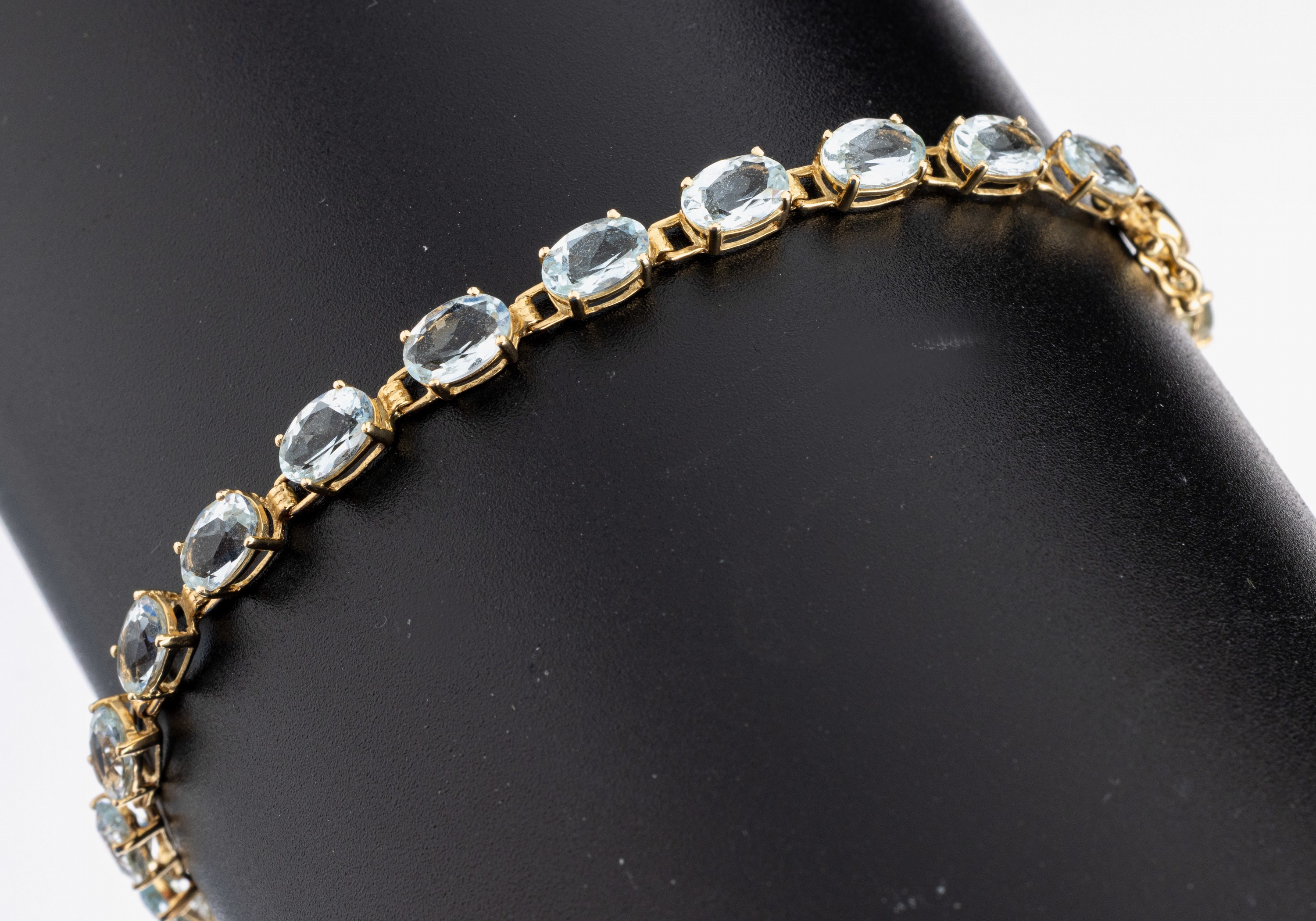 14 kt Gold Aquamarin-Armband, GG 585/000, 23 ovalfacett. Aquamarine zus. ca. 4.60 ct, L.ca. 18 cm, Kastenschloss (defekt) mit Sicherheitsacht, ca. ...