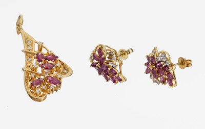 Image 18 kt gold ruby diamond jewelry set , YG 750/000 tested, pair of earrings and pendant, ...