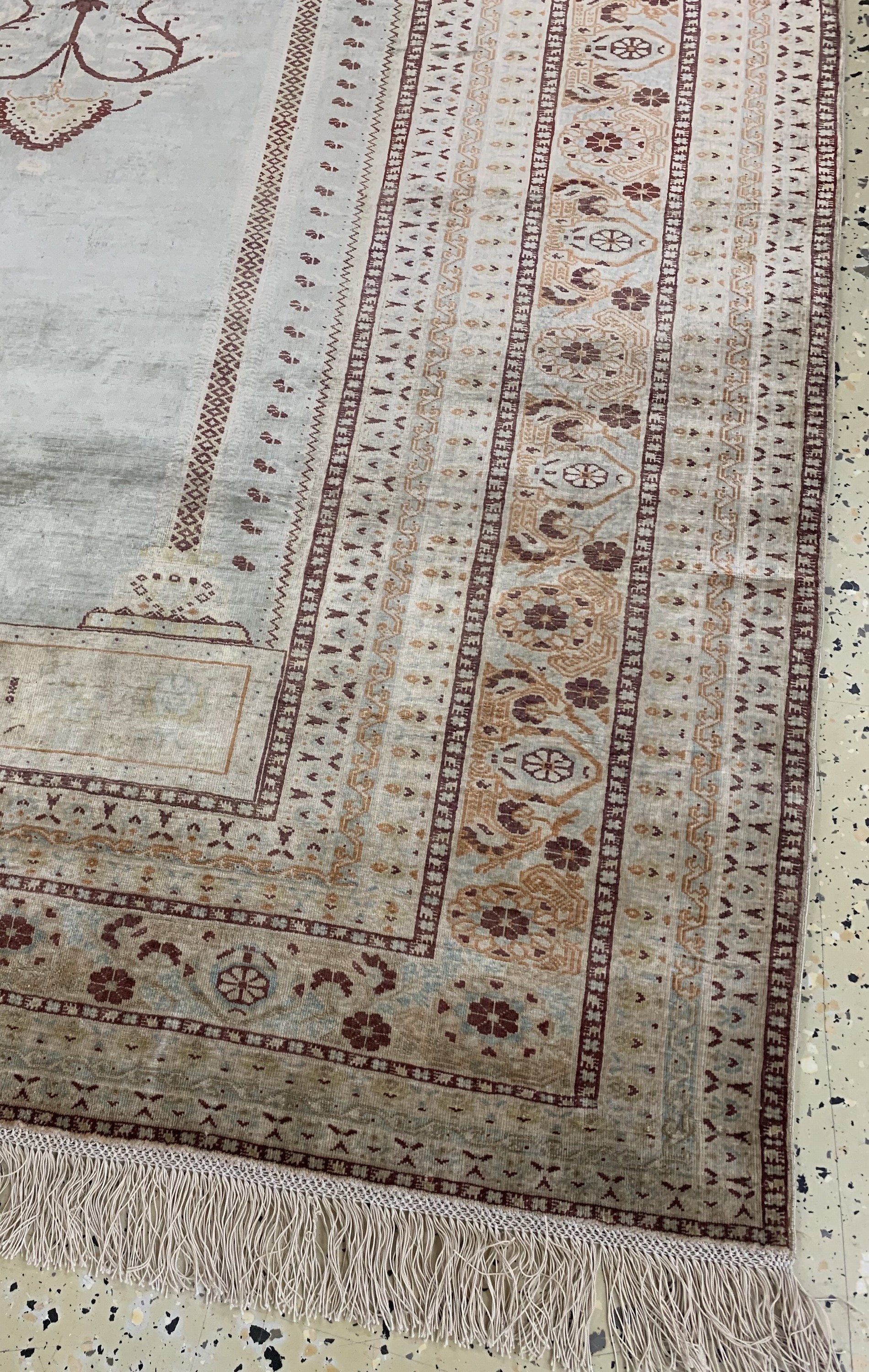 Detail a: Seiden Täbriz antik, Persien, 19.Jhd, reineNaturseide, ca. 165 x 120 cm, gereinigt, EHZ: 2, (Fransen erneuert).