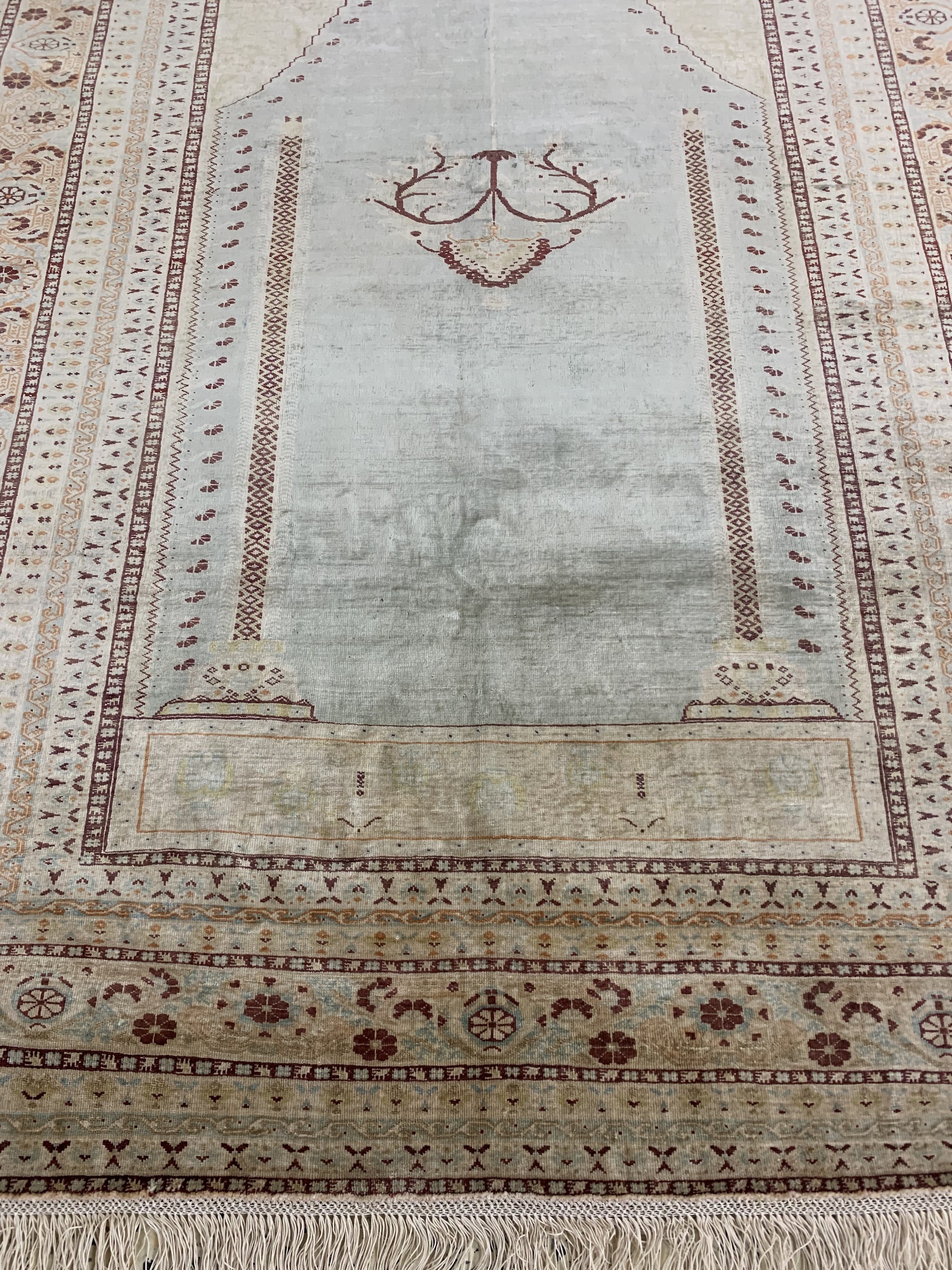Detail c: Seiden Täbriz antik, Persien, 19.Jhd, reineNaturseide, ca. 165 x 120 cm, gereinigt, EHZ: 2, (Fransen erneuert).
