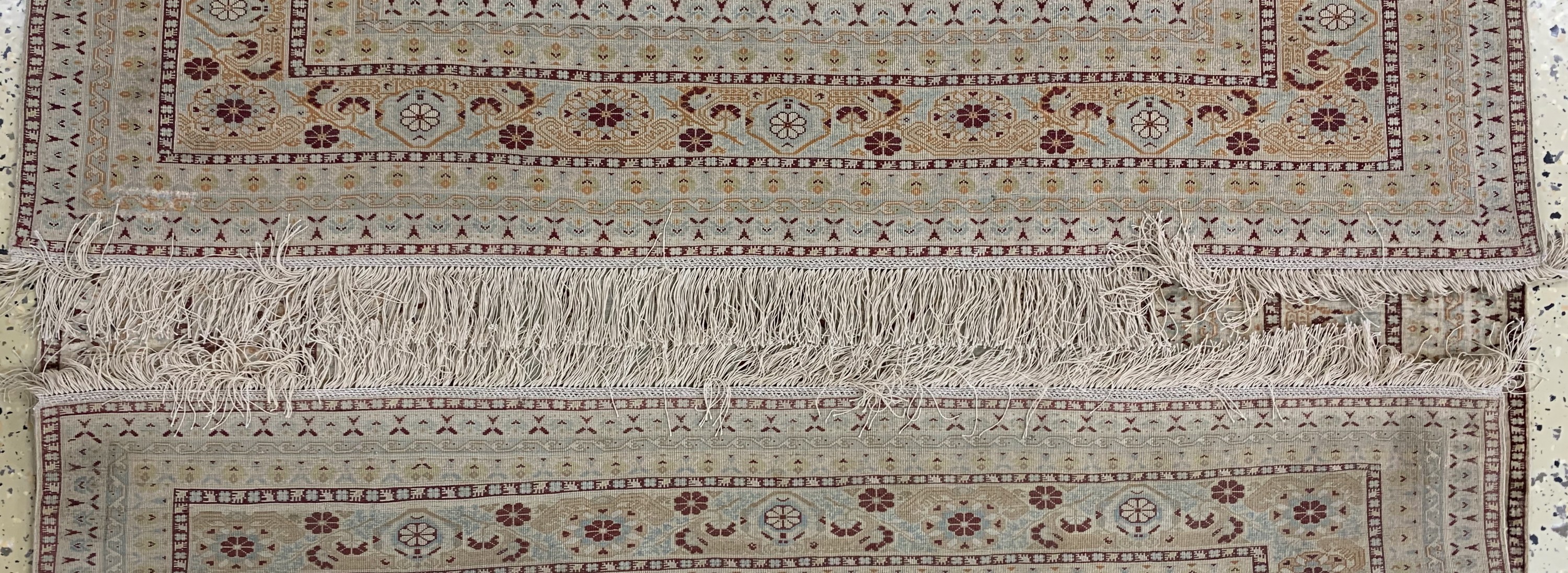 Detail e: Seiden Täbriz antik, Persien, 19.Jhd, reineNaturseide, ca. 165 x 120 cm, gereinigt, EHZ: 2, (Fransen erneuert).
