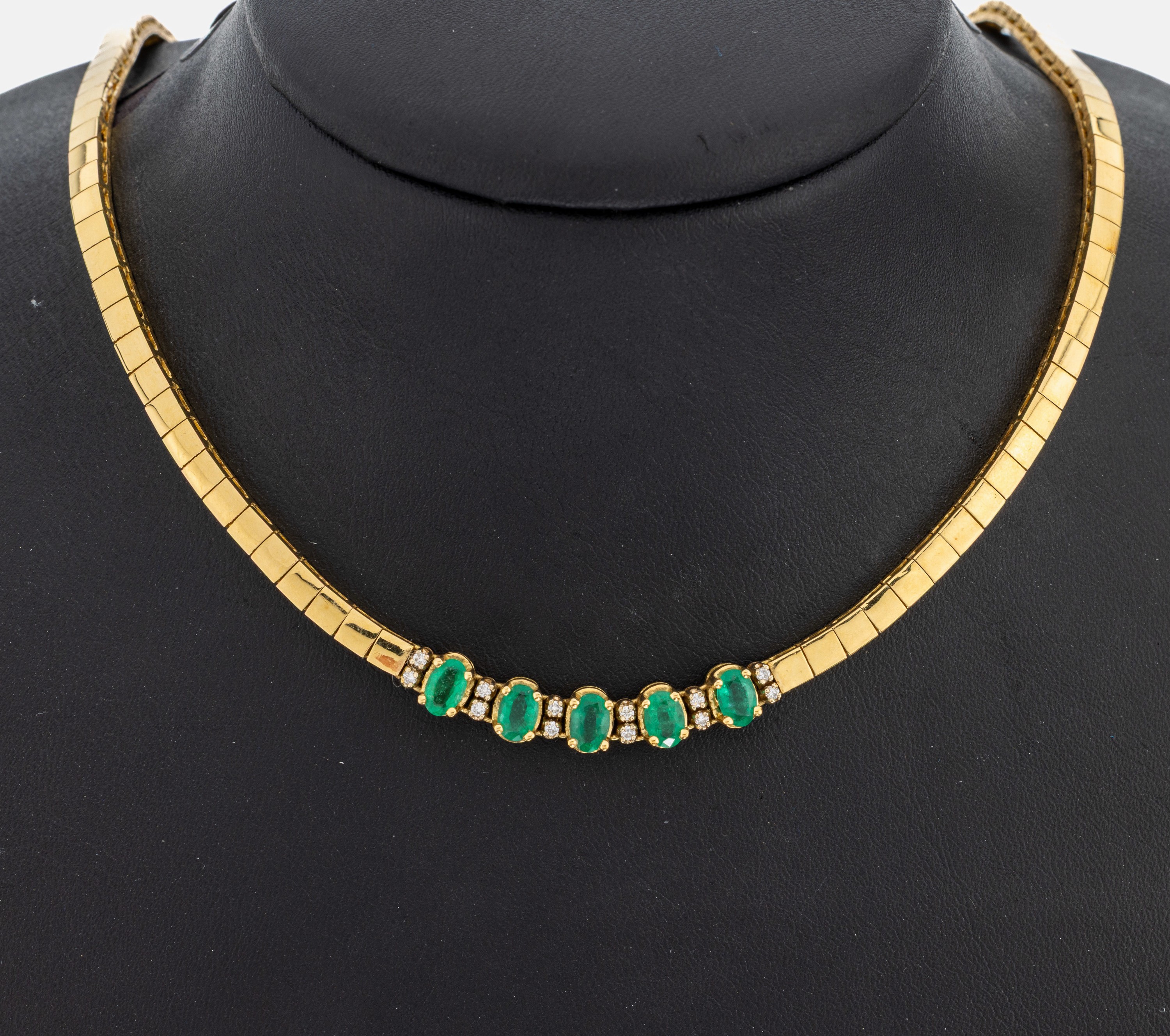 Image 26982235 - 18 kt Gold Smaragd-Brillant-Collier, GG 750/000, 5 ovalfacett. Smaragde zus. ca. 2.40 ...