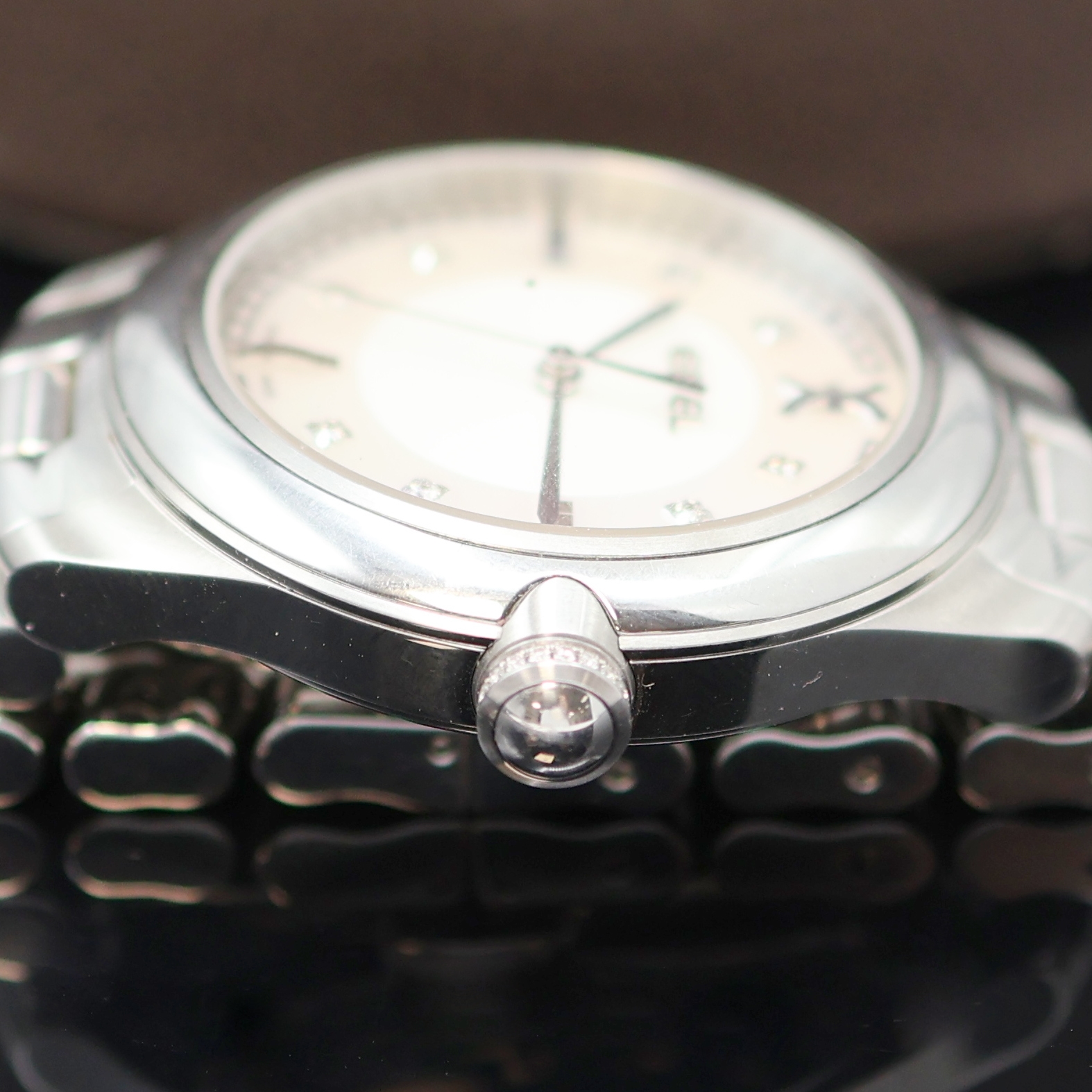 Detail c: EBEL Damenarmbanduhr Onde, Schweiz um 2020, Edelstahlgeh. inkl. Gliederband m. dopp. Faltschl., quarz, Boden 4-fach verschr., Perlmuttzifferbl. m. 8 ...