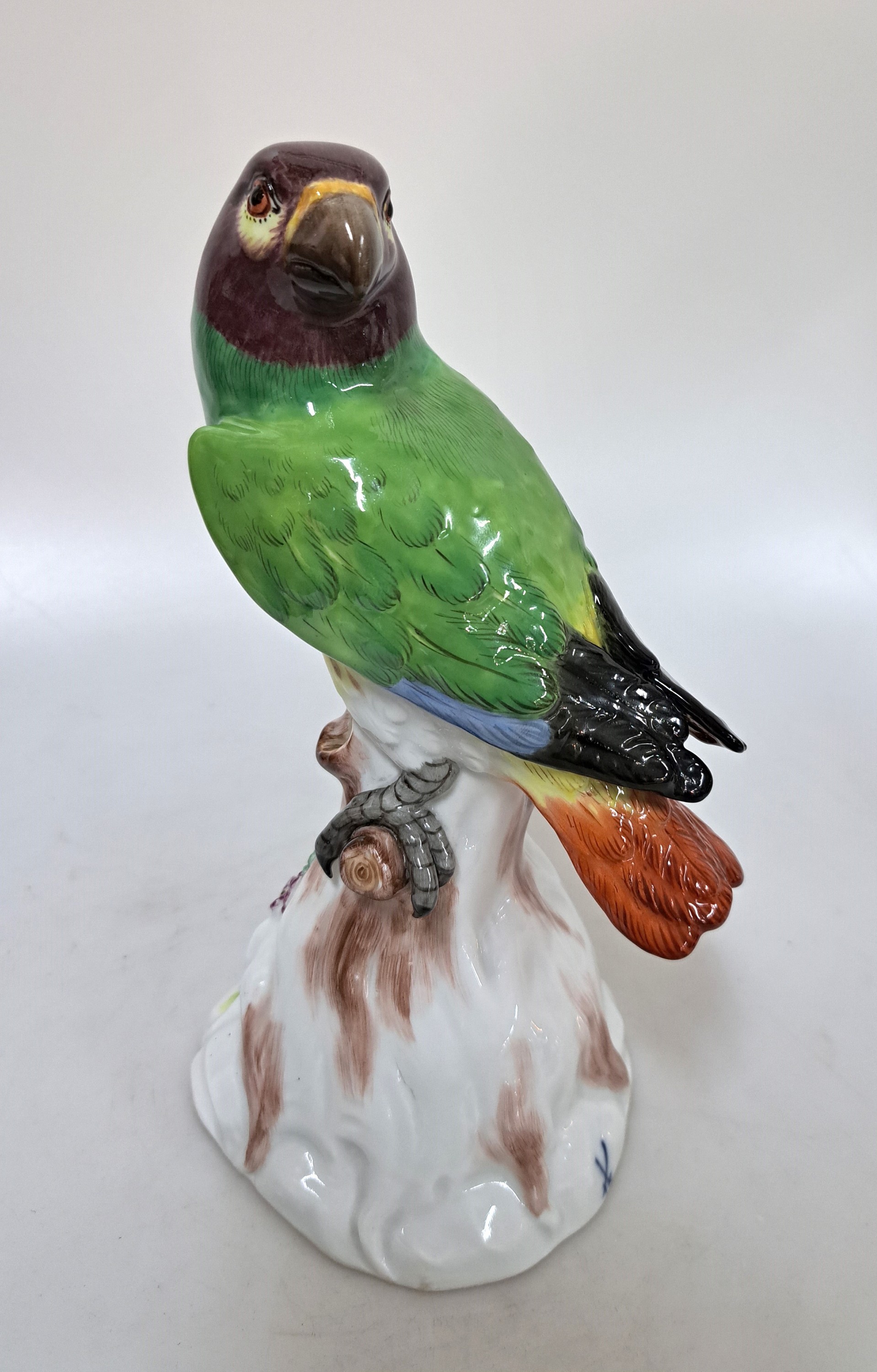 Detail a: Porzellanfigur, Meissen, 20. Jh., 1. Wahl, Vogel auf Baumstumpf, bunt bemalt, H. ca. 22cmkl. Brandriß am Sockel