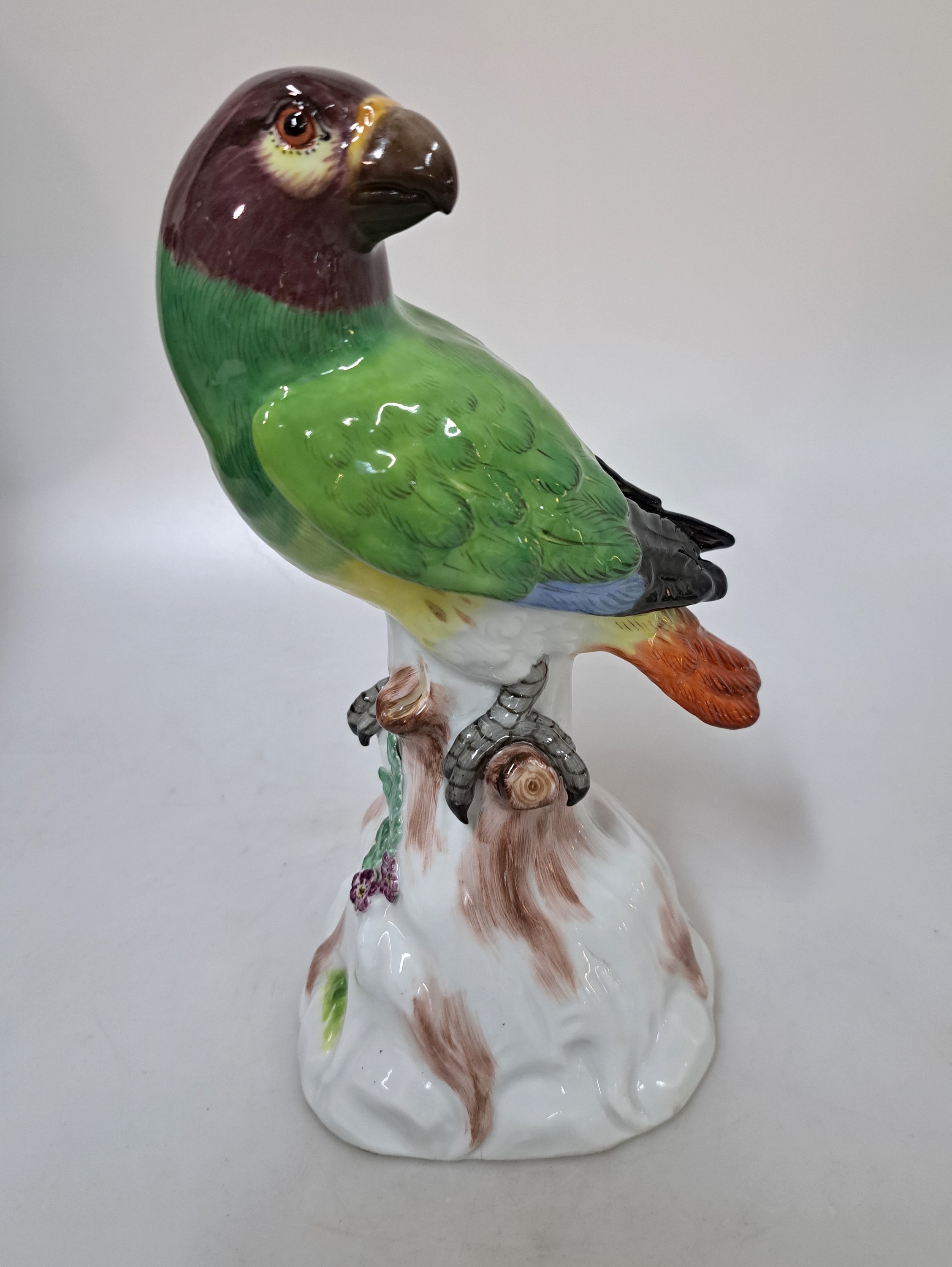 Detail b: Porzellanfigur, Meissen, 20. Jh., 1. Wahl, Vogel auf Baumstumpf, bunt bemalt, H. ca. 22cmkl. Brandriß am Sockel