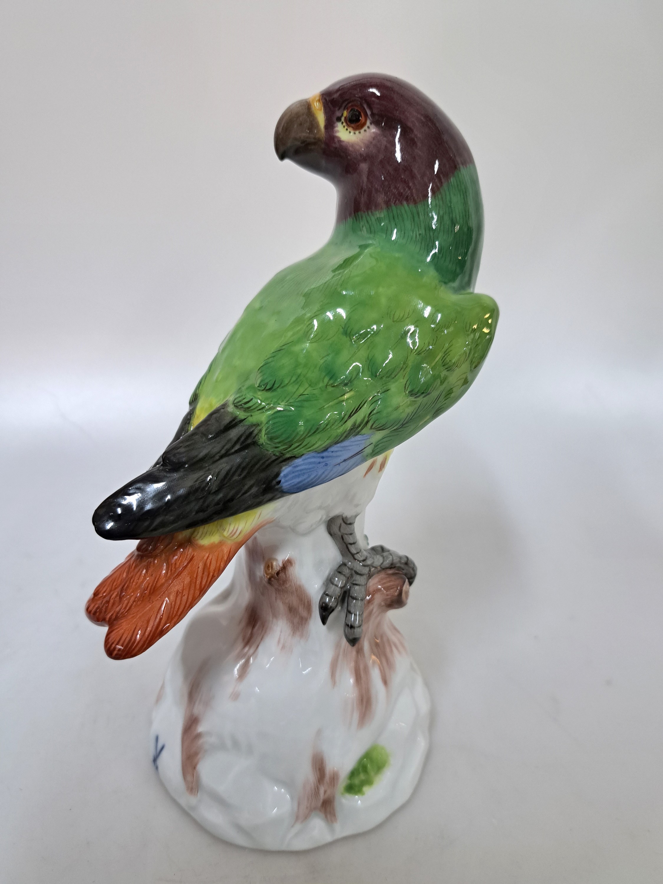 Detail c: Porzellanfigur, Meissen, 20. Jh., 1. Wahl, Vogel auf Baumstumpf, bunt bemalt, H. ca. 22cmkl. Brandriß am Sockel
