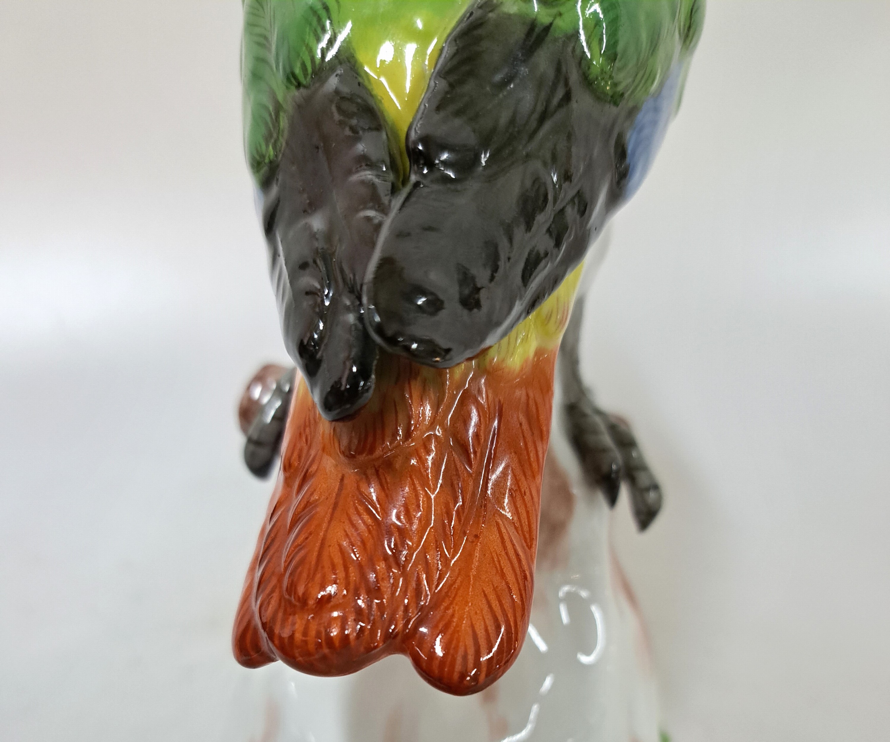 Detail d: Porzellanfigur, Meissen, 20. Jh., 1. Wahl, Vogel auf Baumstumpf, bunt bemalt, H. ca. 22cmkl. Brandriß am Sockel