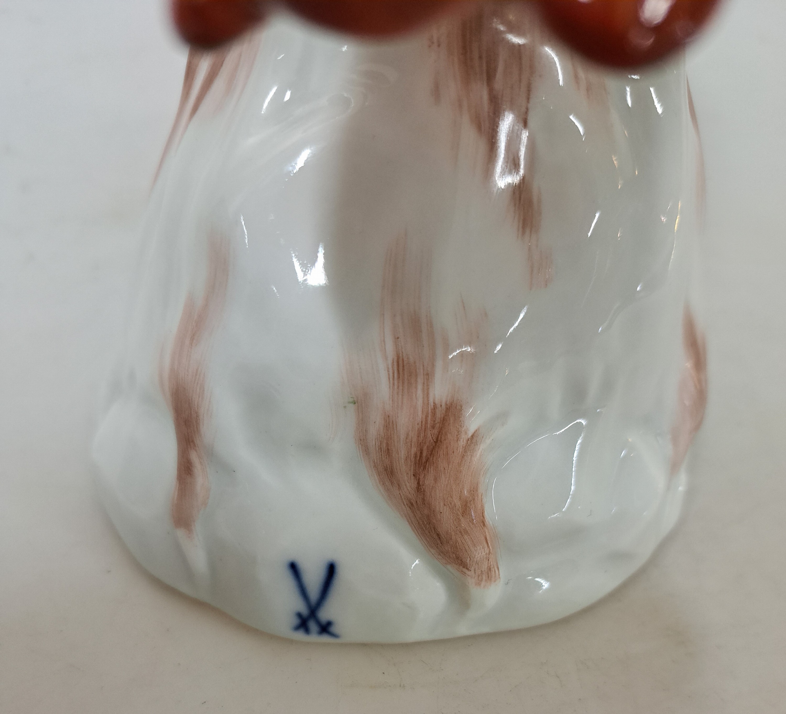 Detail e: Porzellanfigur, Meissen, 20. Jh., 1. Wahl, Vogel auf Baumstumpf, bunt bemalt, H. ca. 22cmkl. Brandriß am Sockel