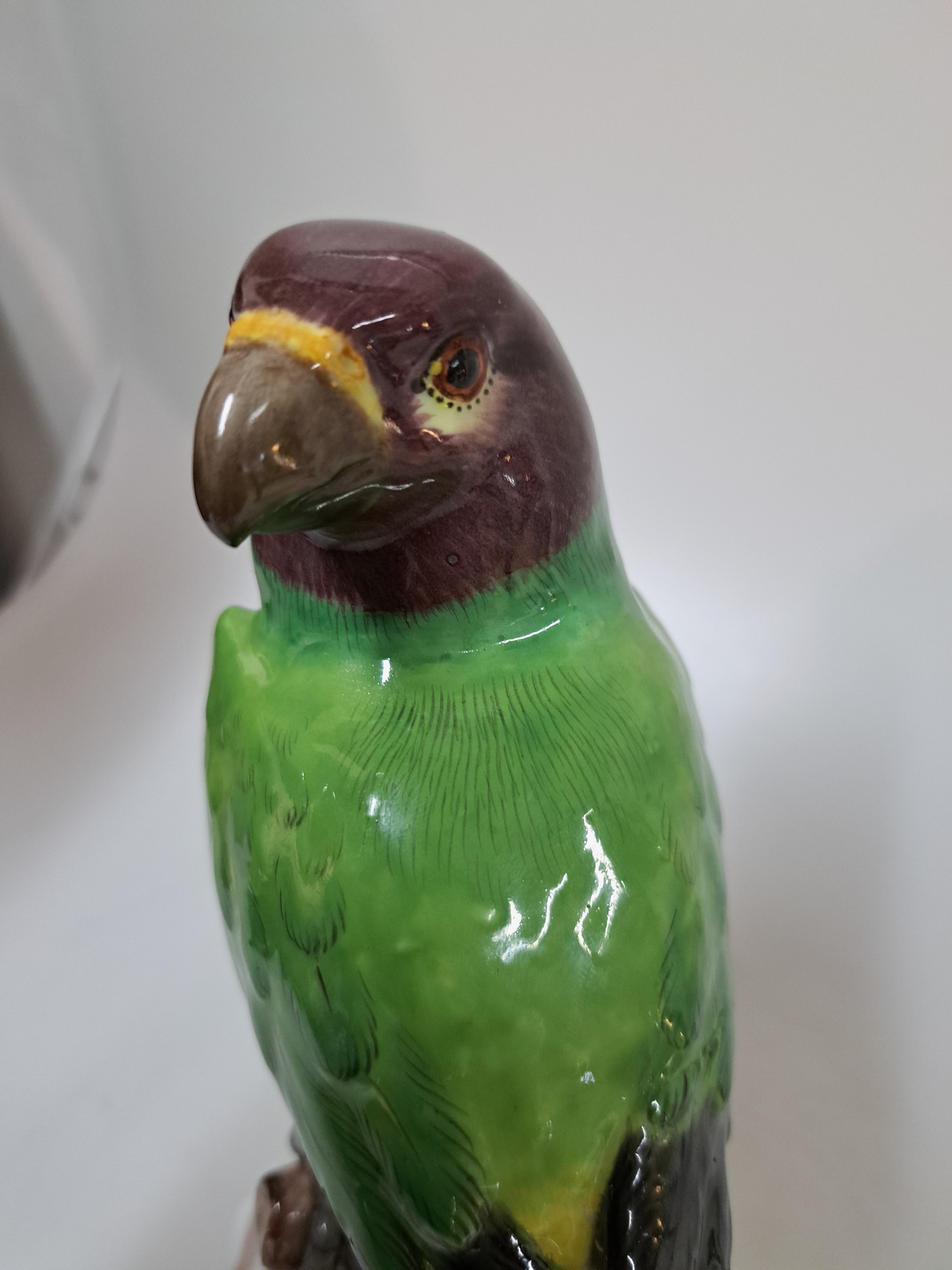 Detail f: Porzellanfigur, Meissen, 20. Jh., 1. Wahl, Vogel auf Baumstumpf, bunt bemalt, H. ca. 22cmkl. Brandriß am Sockel