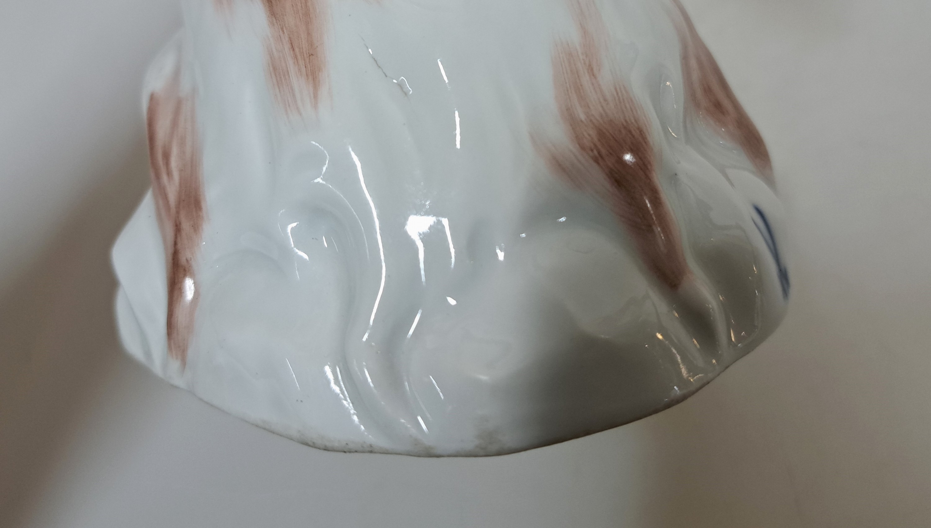 Detail g: Porzellanfigur, Meissen, 20. Jh., 1. Wahl, Vogel auf Baumstumpf, bunt bemalt, H. ca. 22cmkl. Brandriß am Sockel