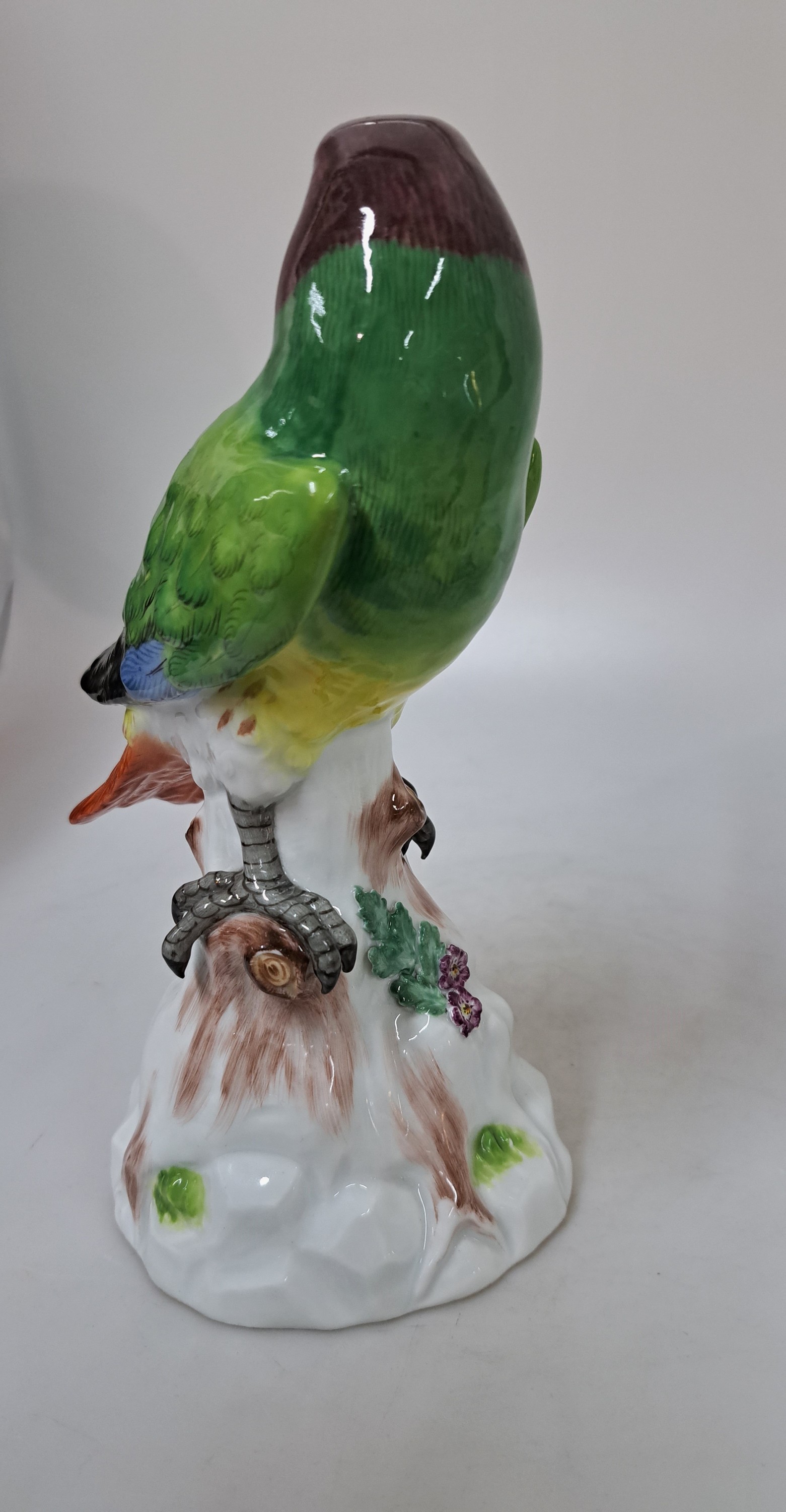 Detail h: Porzellanfigur, Meissen, 20. Jh., 1. Wahl, Vogel auf Baumstumpf, bunt bemalt, H. ca. 22cmkl. Brandriß am Sockel