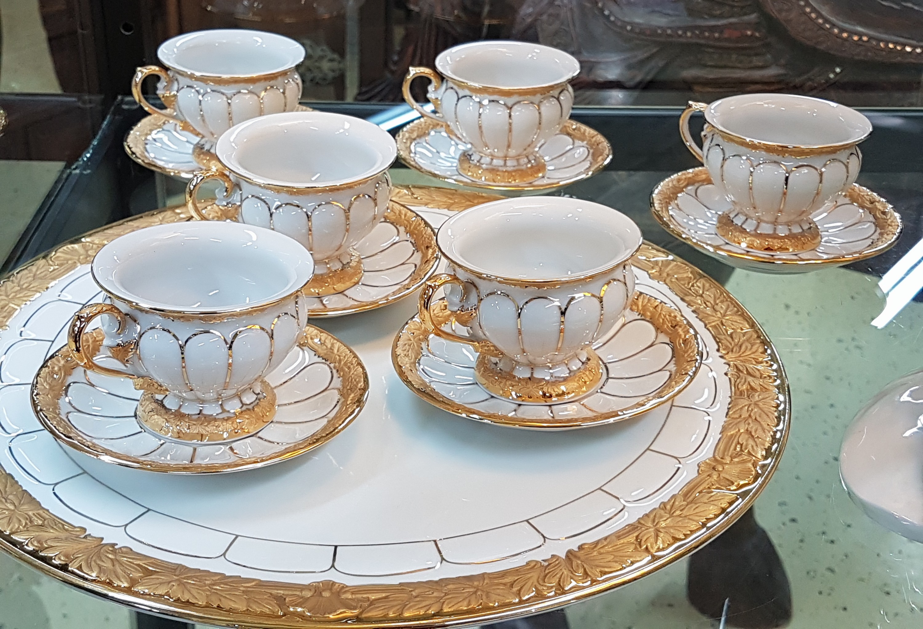 Detail a: 6 Mokkatassen und eine Kuchenplatte, Meissen, 20. Jh., 1. Wahl, X-Form, Relief matt- und glanzvergoldet, 6 Mokkatassen mit Untertassen, runde ...
