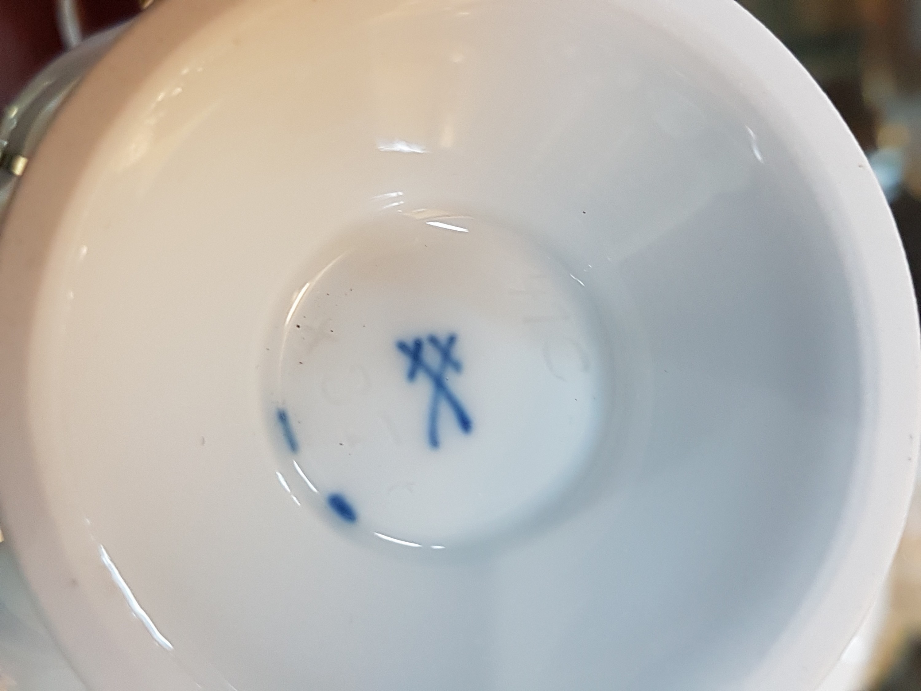 Detail d: 6 Mokkatassen und eine Kuchenplatte, Meissen, 20. Jh., 1. Wahl, X-Form, Relief matt- und glanzvergoldet, 6 Mokkatassen mit Untertassen, runde ...