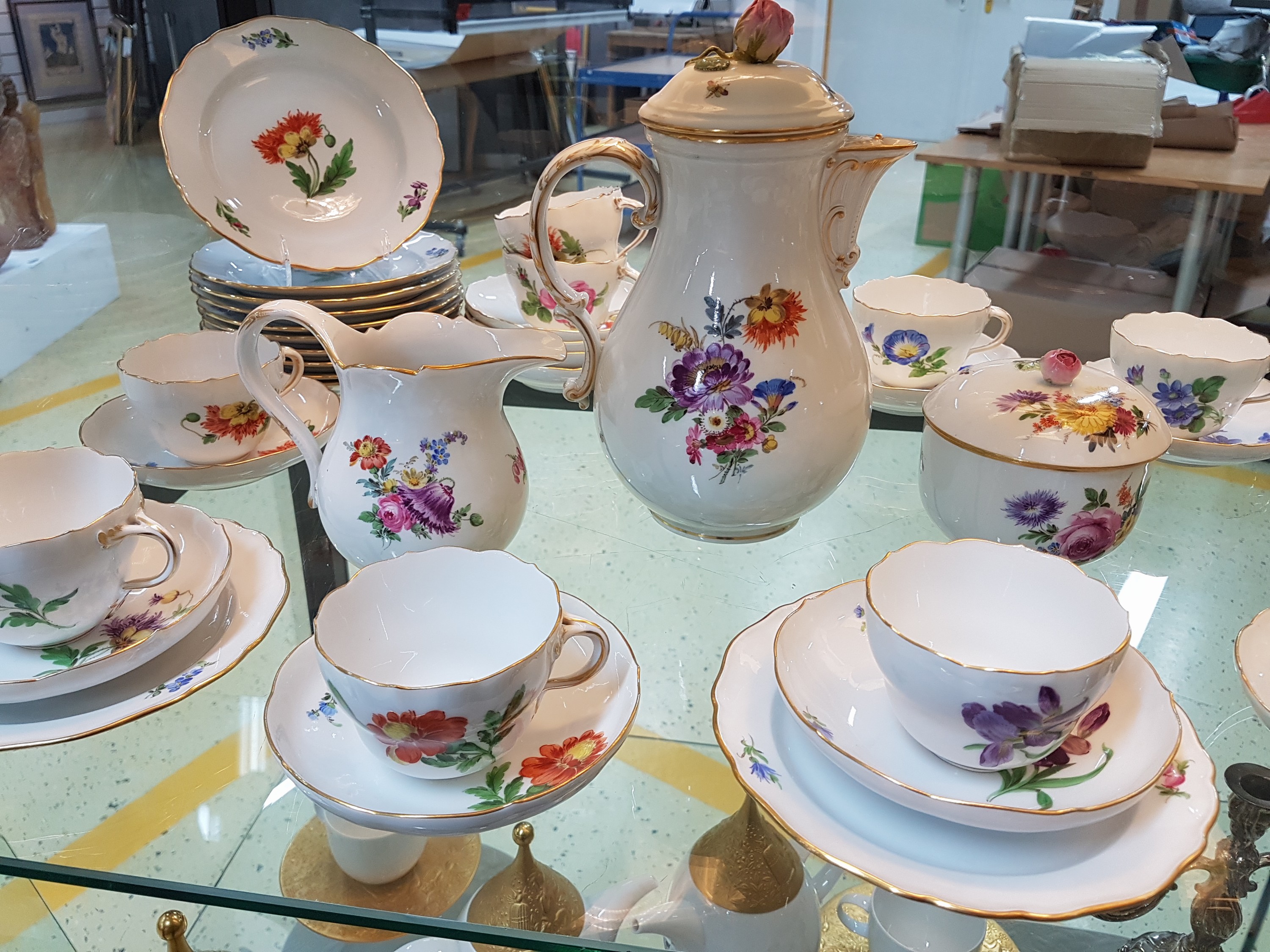 Detail a: Kaffeeservice für 12 Personen, Meissen, vorwiegend Pfeifferzeit, 1. Wahl, Kaffeekanne, Milchkännchen und Zuckerdose Blume III, 12 Tassen mit ...
