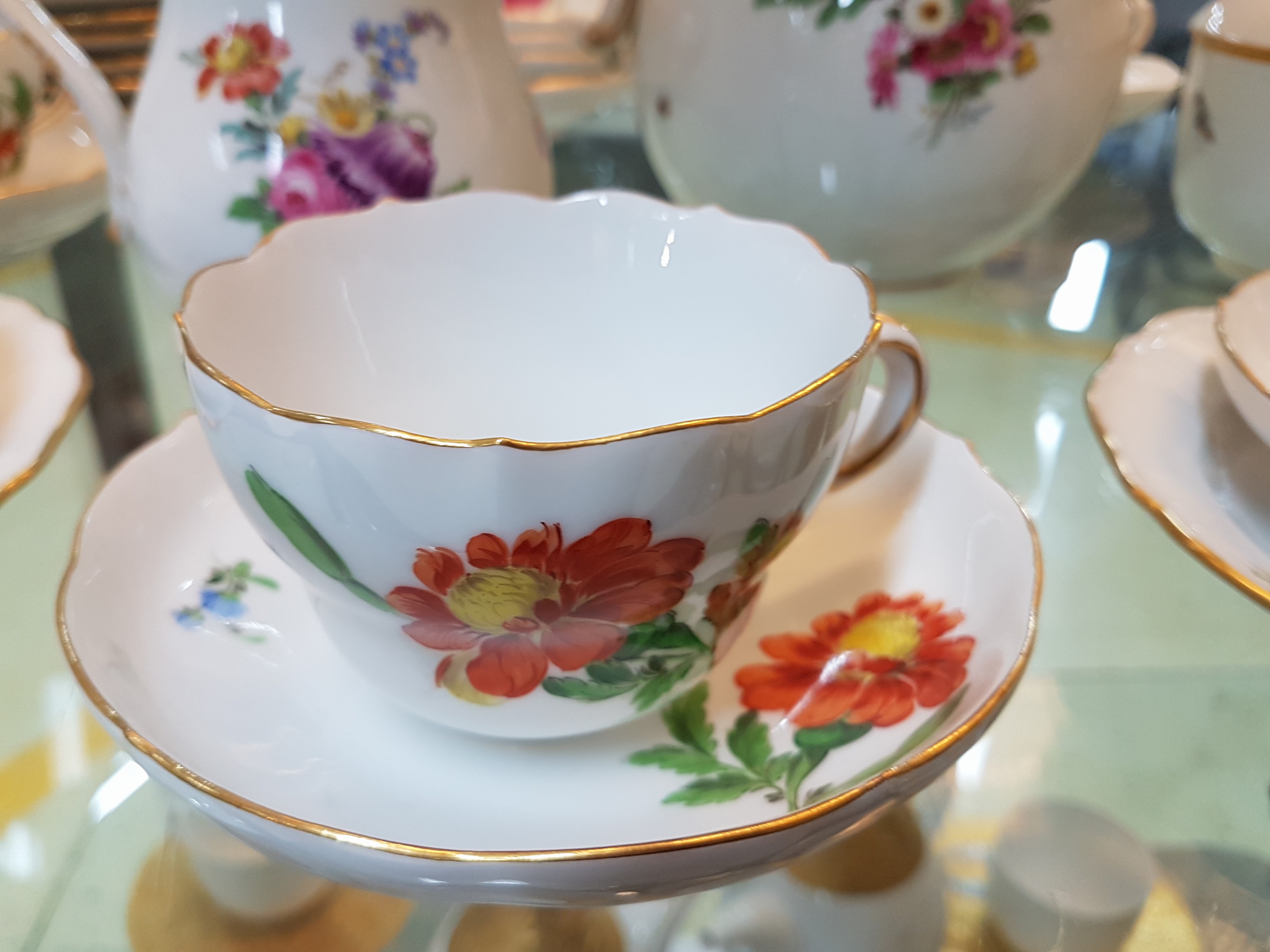 Detail b: Kaffeeservice für 12 Personen, Meissen, vorwiegend Pfeifferzeit, 1. Wahl, Kaffeekanne, Milchkännchen und Zuckerdose Blume III, 12 Tassen mit ...