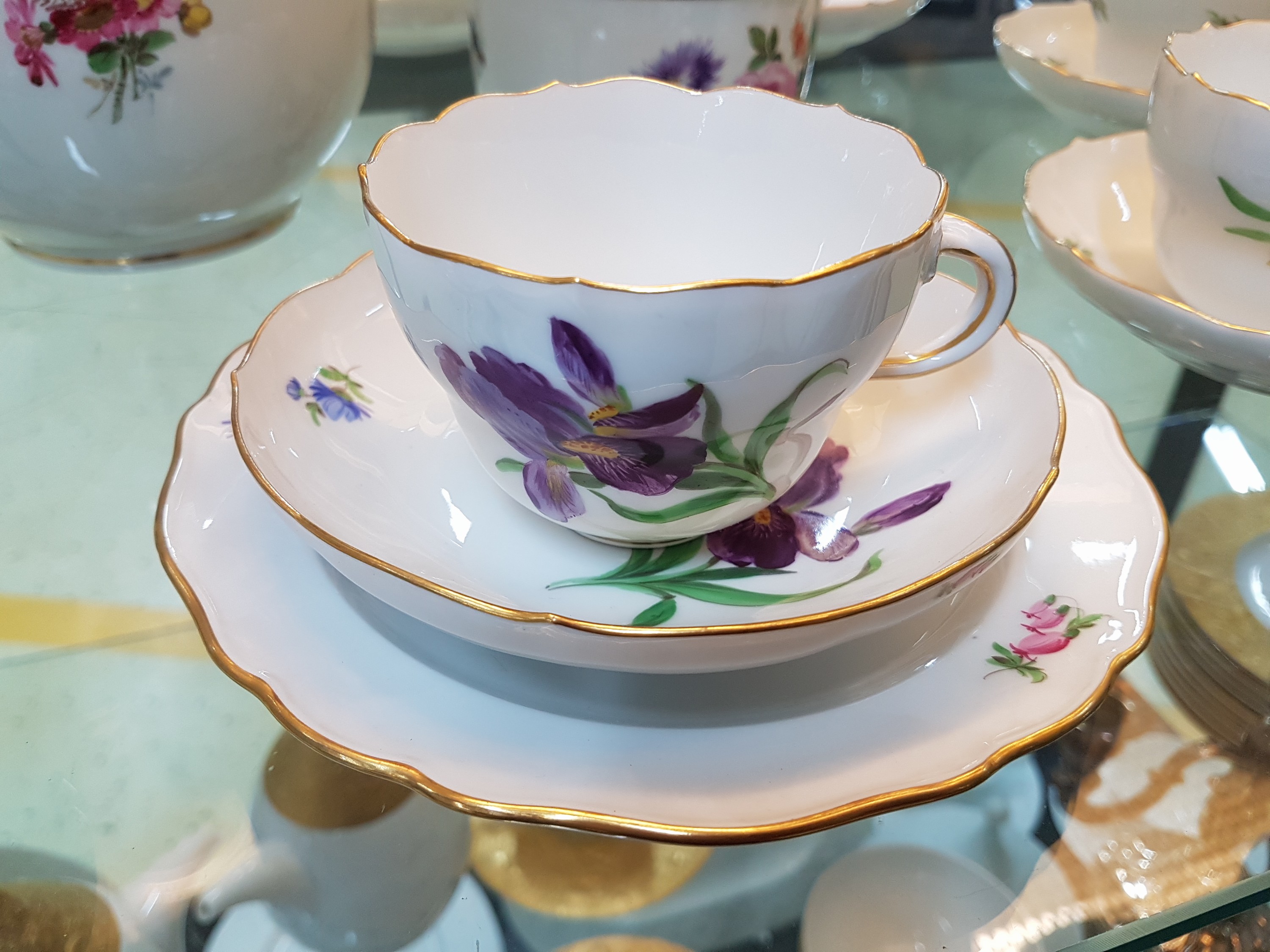 Detail c: Kaffeeservice für 12 Personen, Meissen, vorwiegend Pfeifferzeit, 1. Wahl, Kaffeekanne, Milchkännchen und Zuckerdose Blume III, 12 Tassen mit ...
