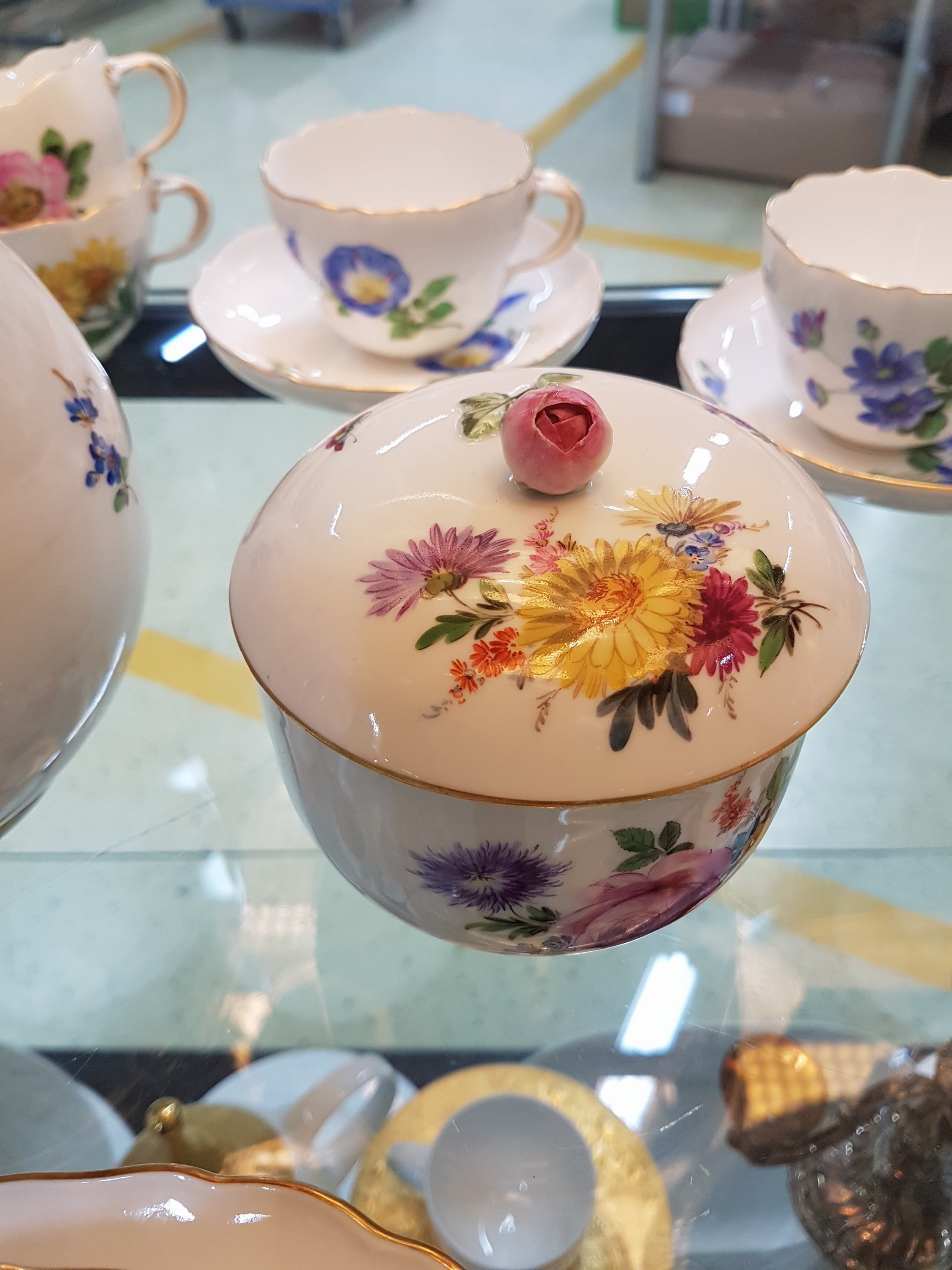 Detail d: Kaffeeservice für 12 Personen, Meissen, vorwiegend Pfeifferzeit, 1. Wahl, Kaffeekanne, Milchkännchen und Zuckerdose Blume III, 12 Tassen mit ...