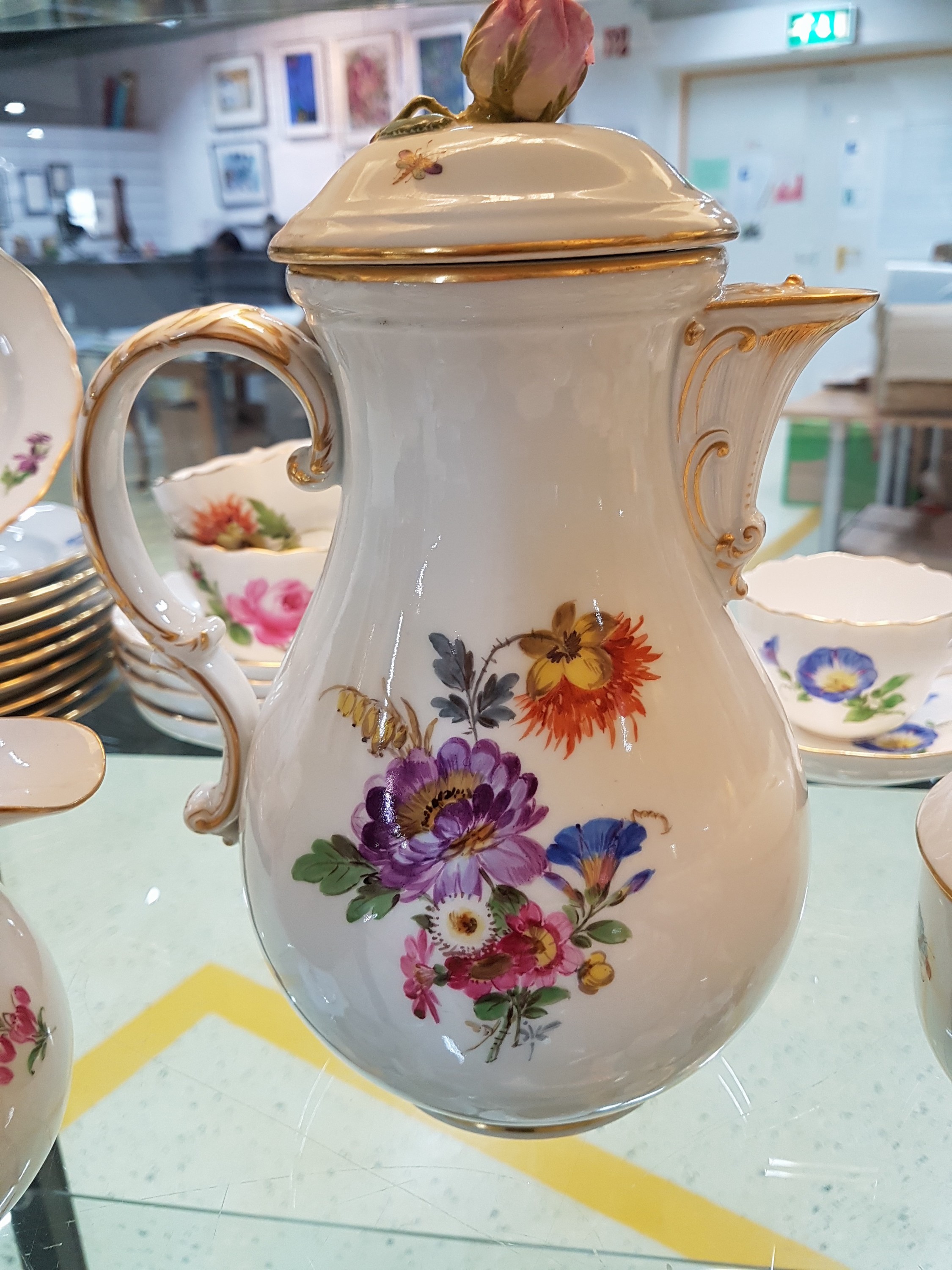 Detail e: Kaffeeservice für 12 Personen, Meissen, vorwiegend Pfeifferzeit, 1. Wahl, Kaffeekanne, Milchkännchen und Zuckerdose Blume III, 12 Tassen mit ...