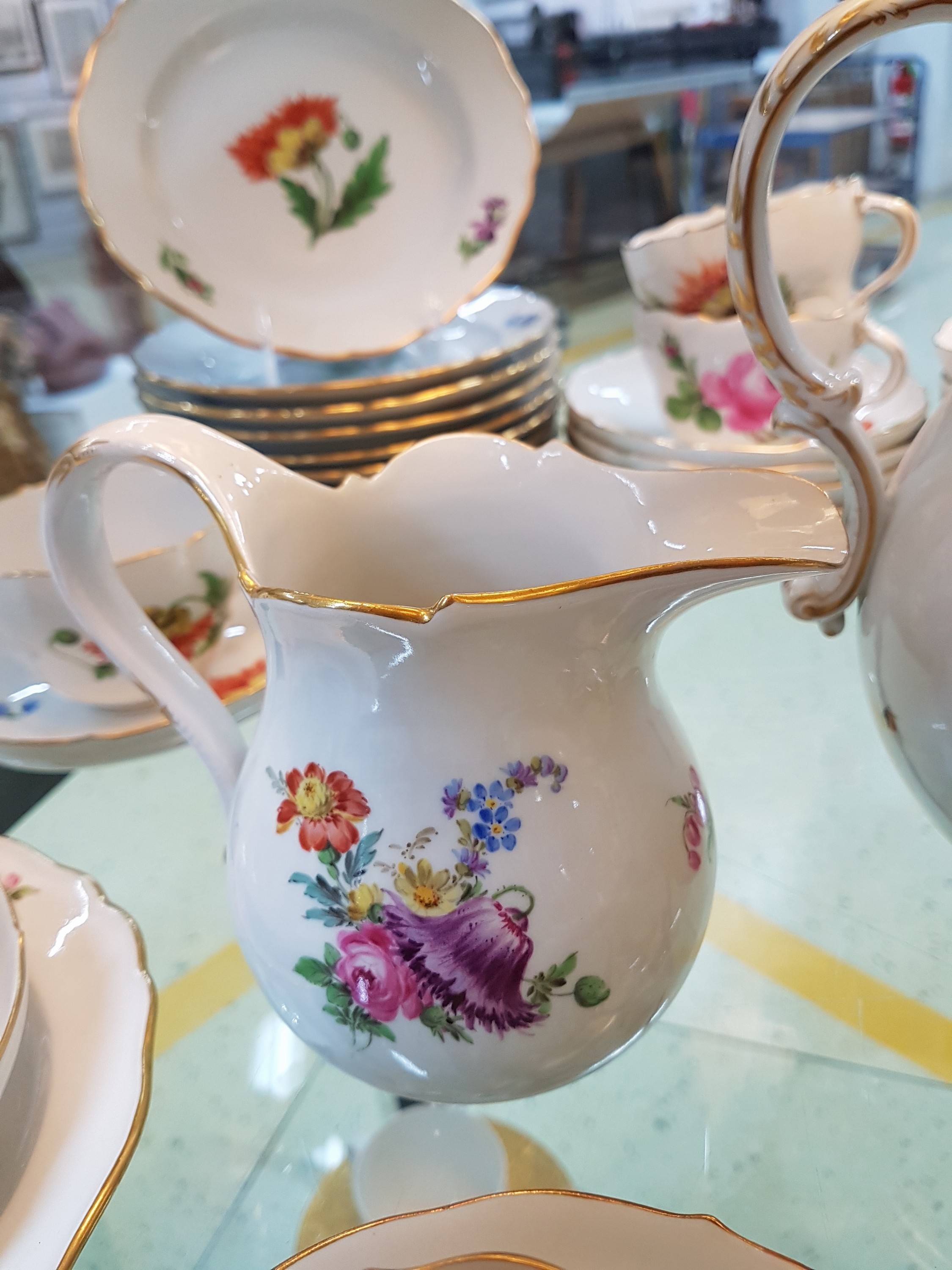 Detail f: Kaffeeservice für 12 Personen, Meissen, vorwiegend Pfeifferzeit, 1. Wahl, Kaffeekanne, Milchkännchen und Zuckerdose Blume III, 12 Tassen mit ...