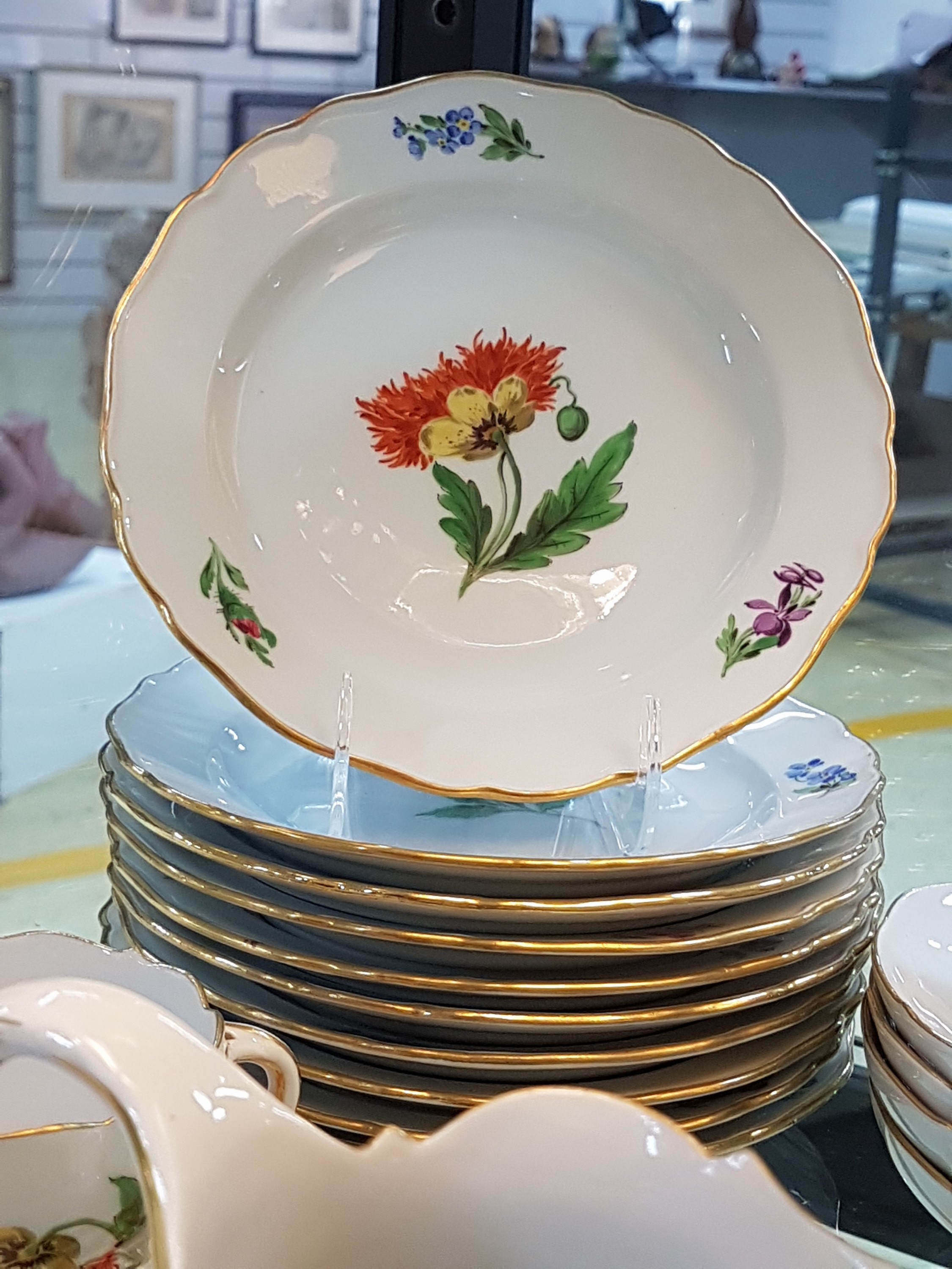 Detail g: Kaffeeservice für 12 Personen, Meissen, vorwiegend Pfeifferzeit, 1. Wahl, Kaffeekanne, Milchkännchen und Zuckerdose Blume III, 12 Tassen mit ...